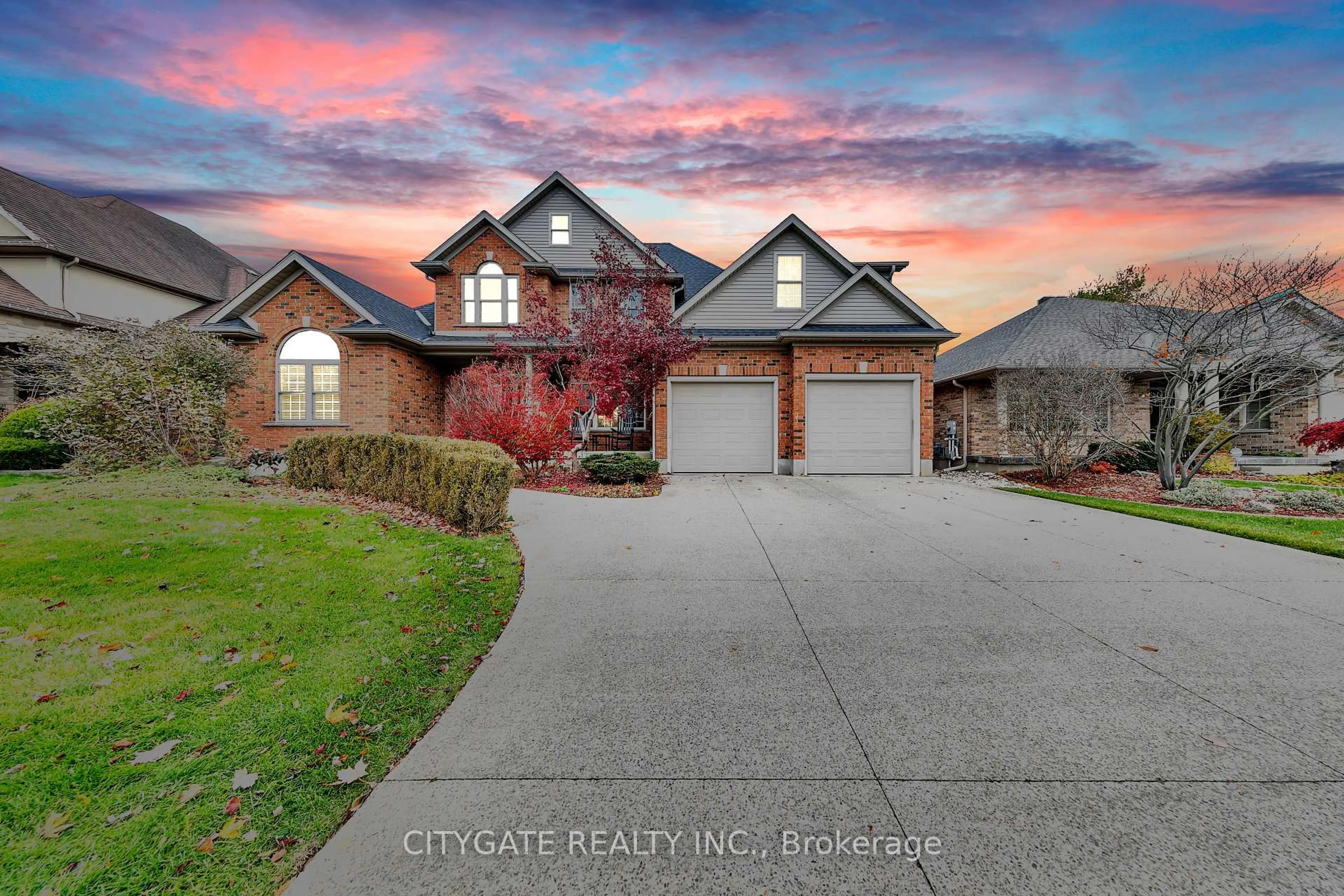 A pic from outside/outdoor area/front of a property/back of a property/a pic from drone, water/lake/river/ocean view for 552 Falconridge Cres, Waterloo Ontario N2K 4J2