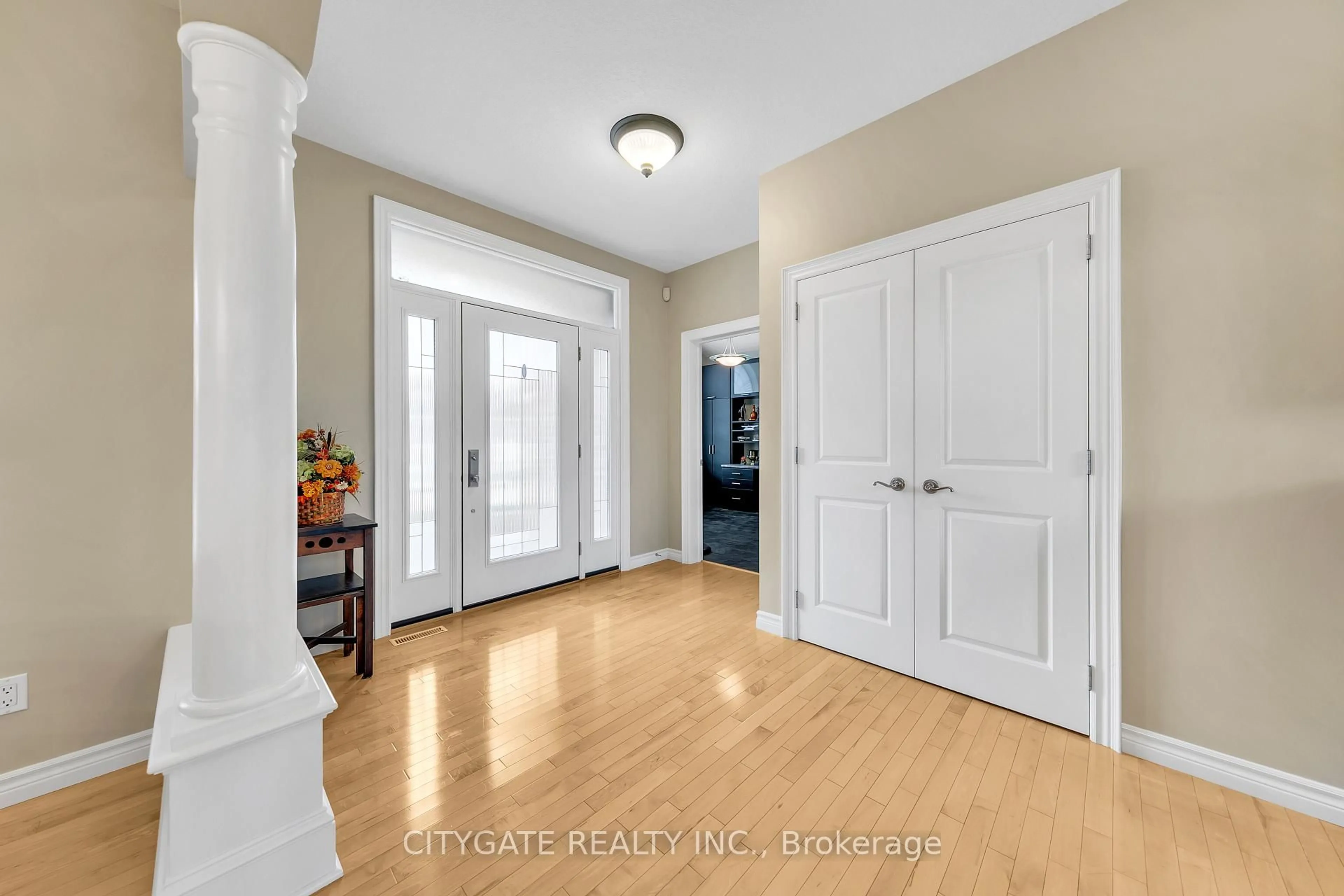 Indoor entryway for 552 Falconridge Cres, Waterloo Ontario N2K 4J2