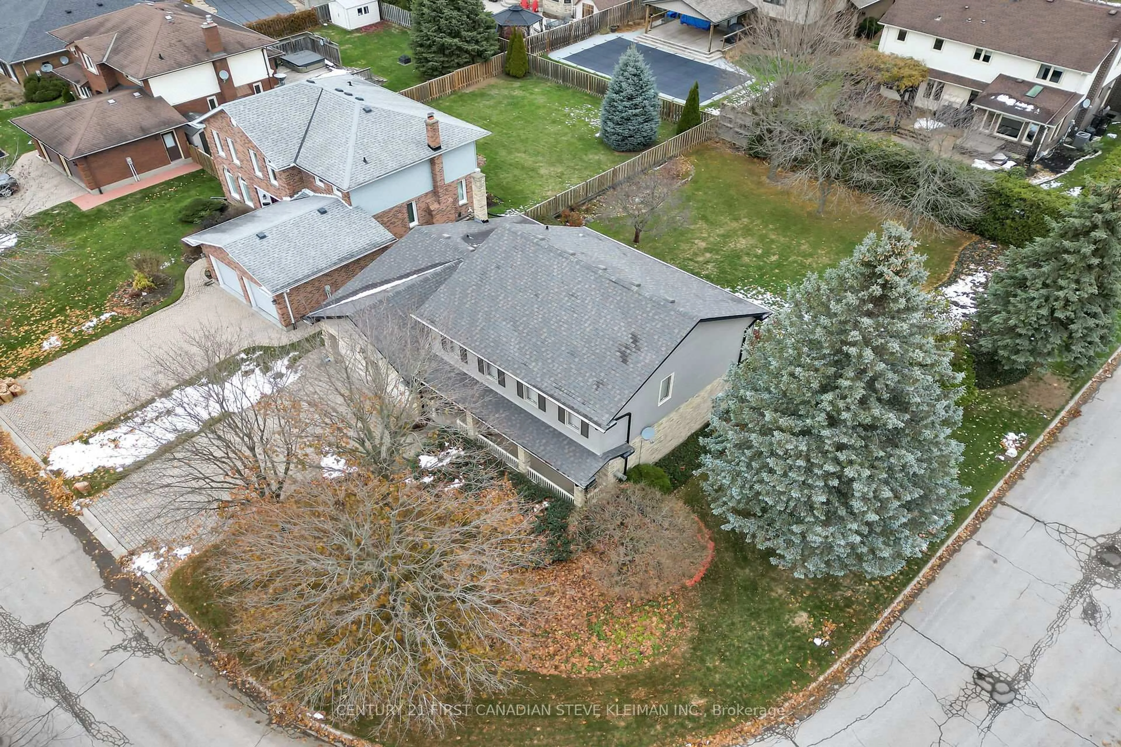 A pic from outside/outdoor area/front of a property/back of a property/a pic from drone, street for 37 Virginia Cres, London North Ontario N5X 3E7