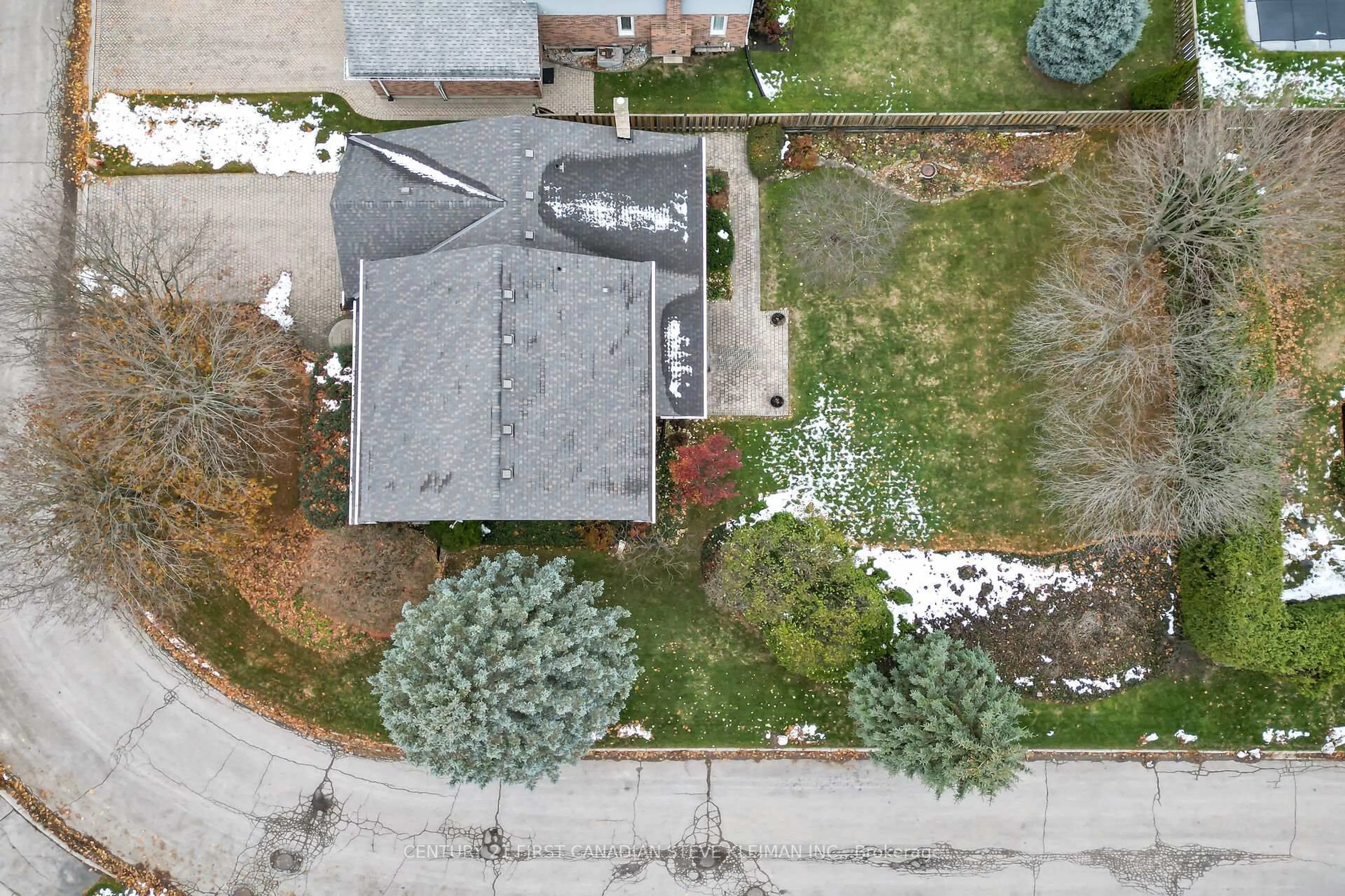 A pic from outside/outdoor area/front of a property/back of a property/a pic from drone, street for 37 Virginia Cres, London North Ontario N5X 3E7