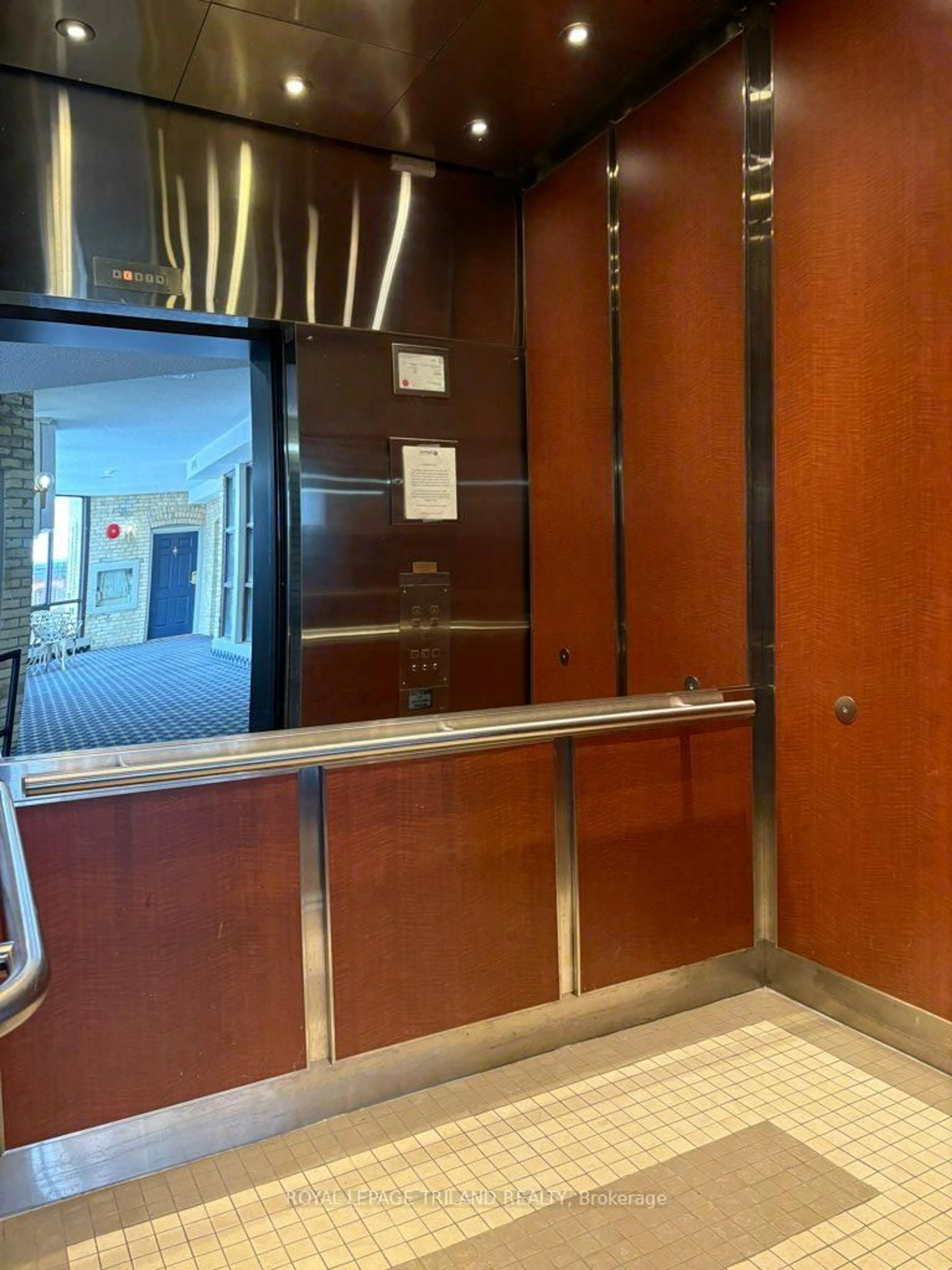 Indoor foyer for 460 Wellington St #306, London East Ontario N6A 3P8