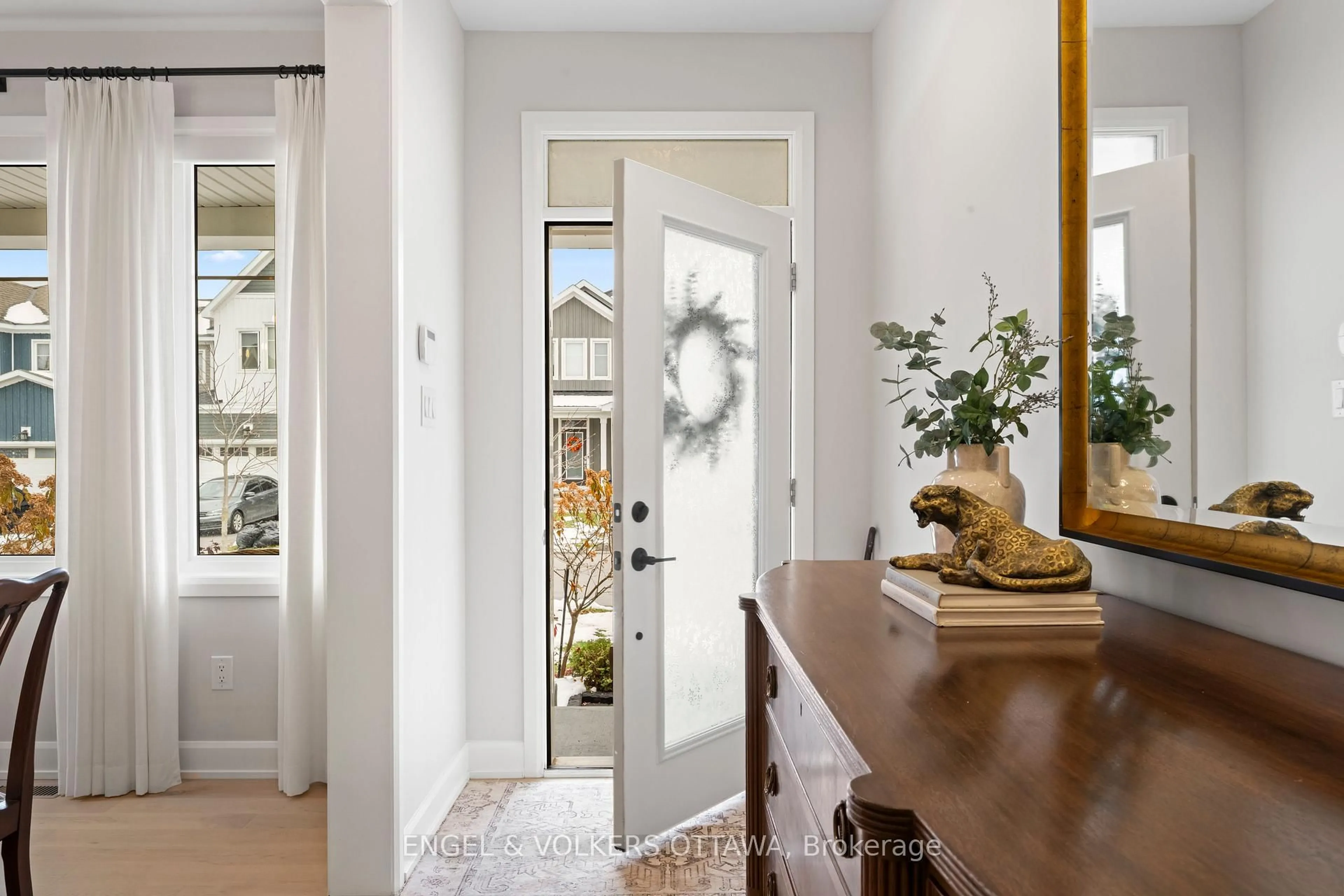 Indoor entryway for 23 Pacing Walk, Richmond Ontario K0A 2Z0