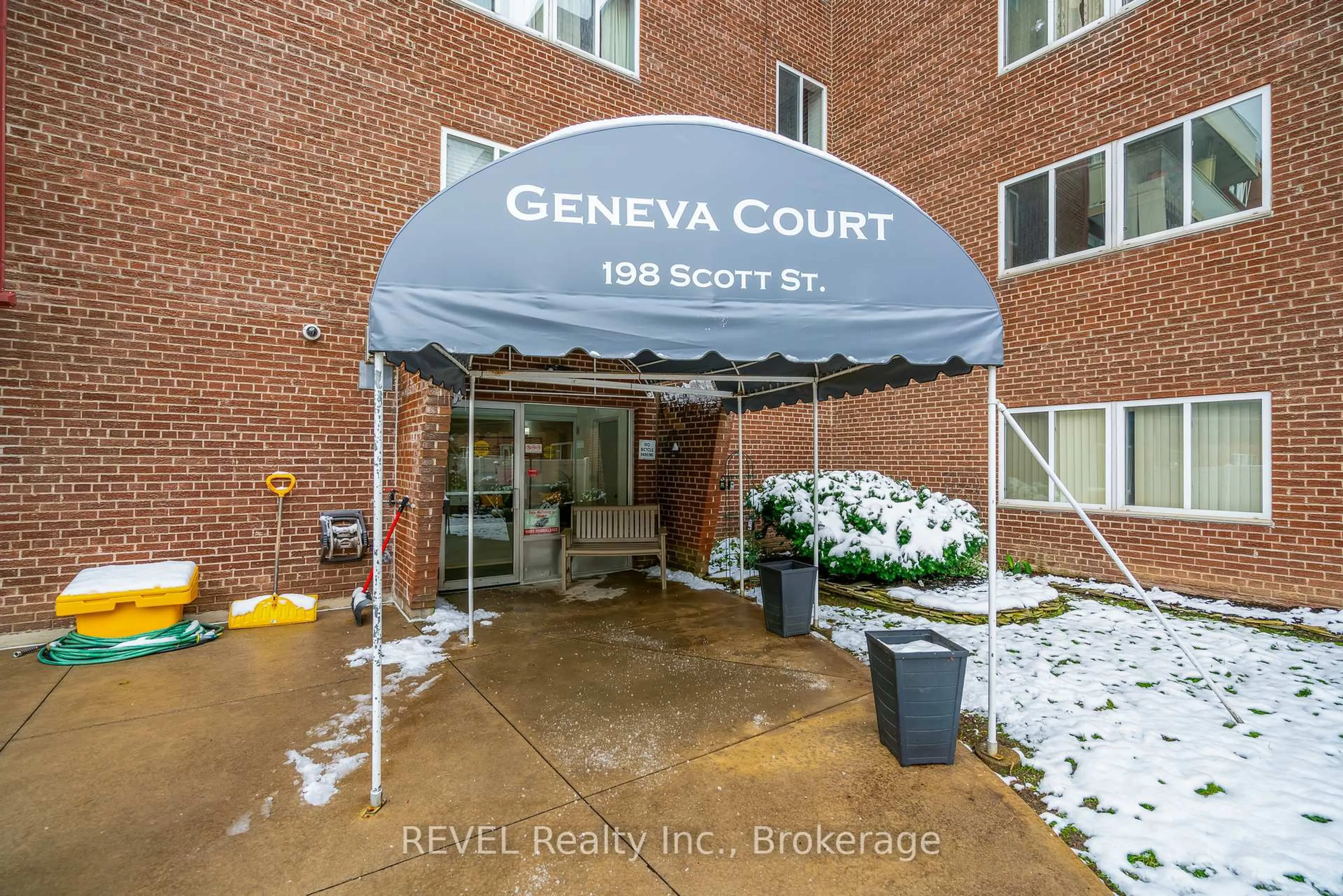 Indoor foyer for 198 Scott St #421, St. Catharines Ontario L2N 5T3