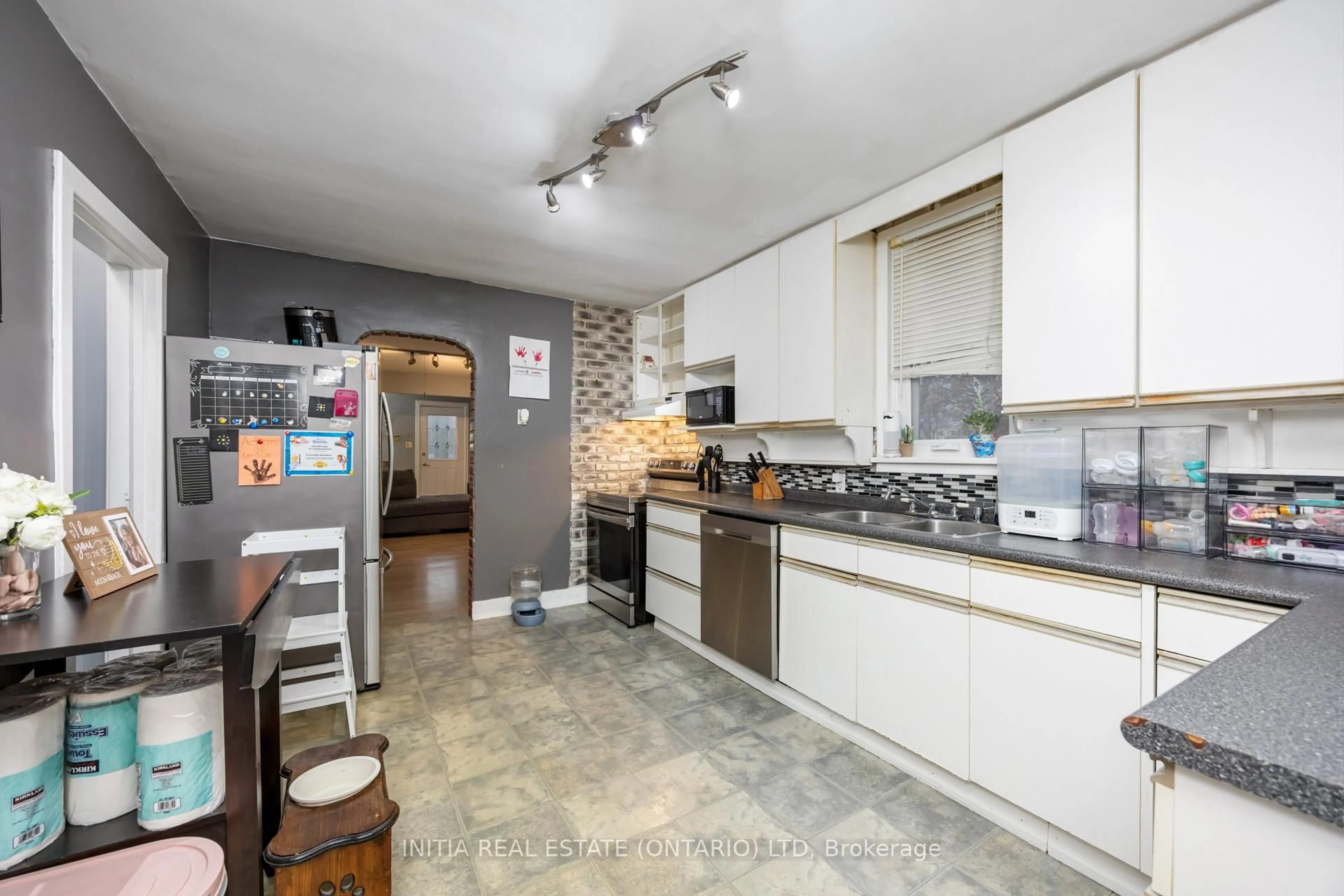 Unknown for 856 Devine St, Sarnia Ontario N7T 1X5