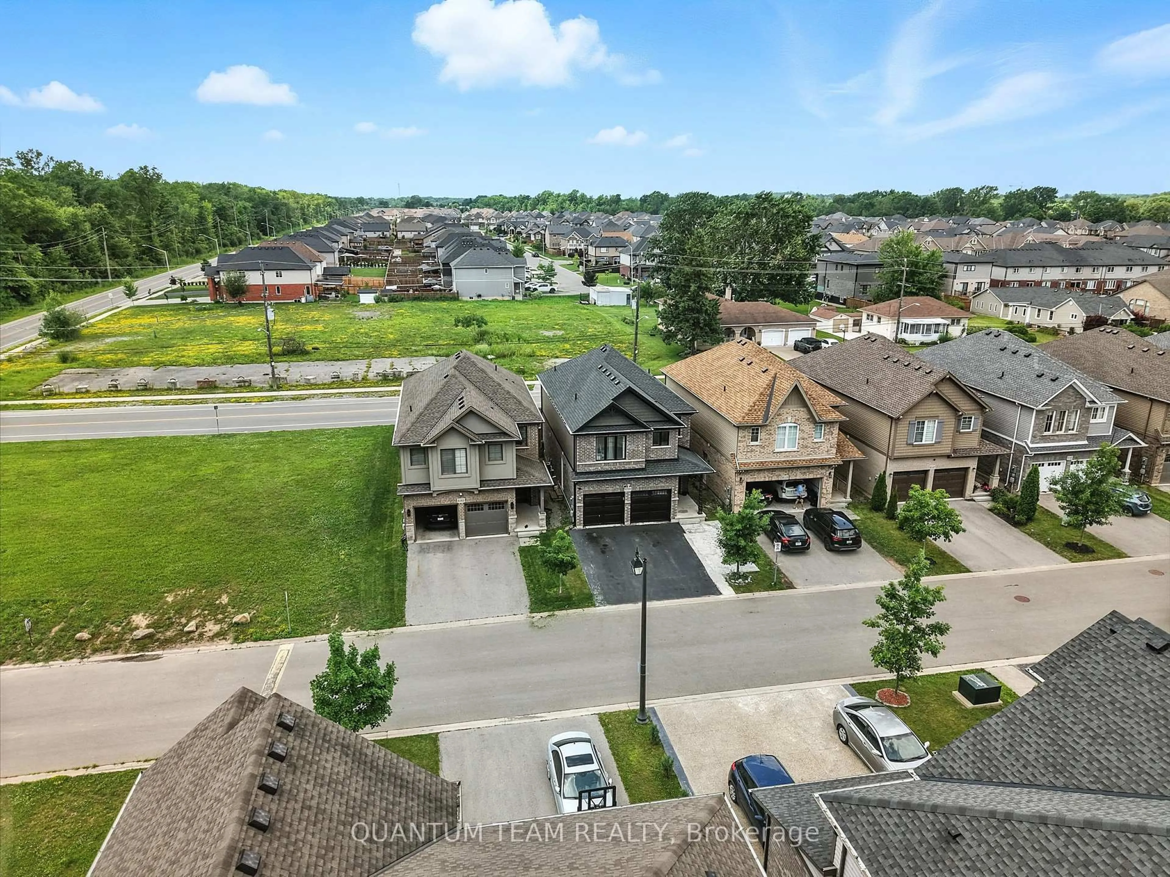 A pic from outside/outdoor area/front of a property/back of a property/a pic from drone, unknown for 6159 Eaglewood Dr, Niagara Falls Ontario L2G 0A7