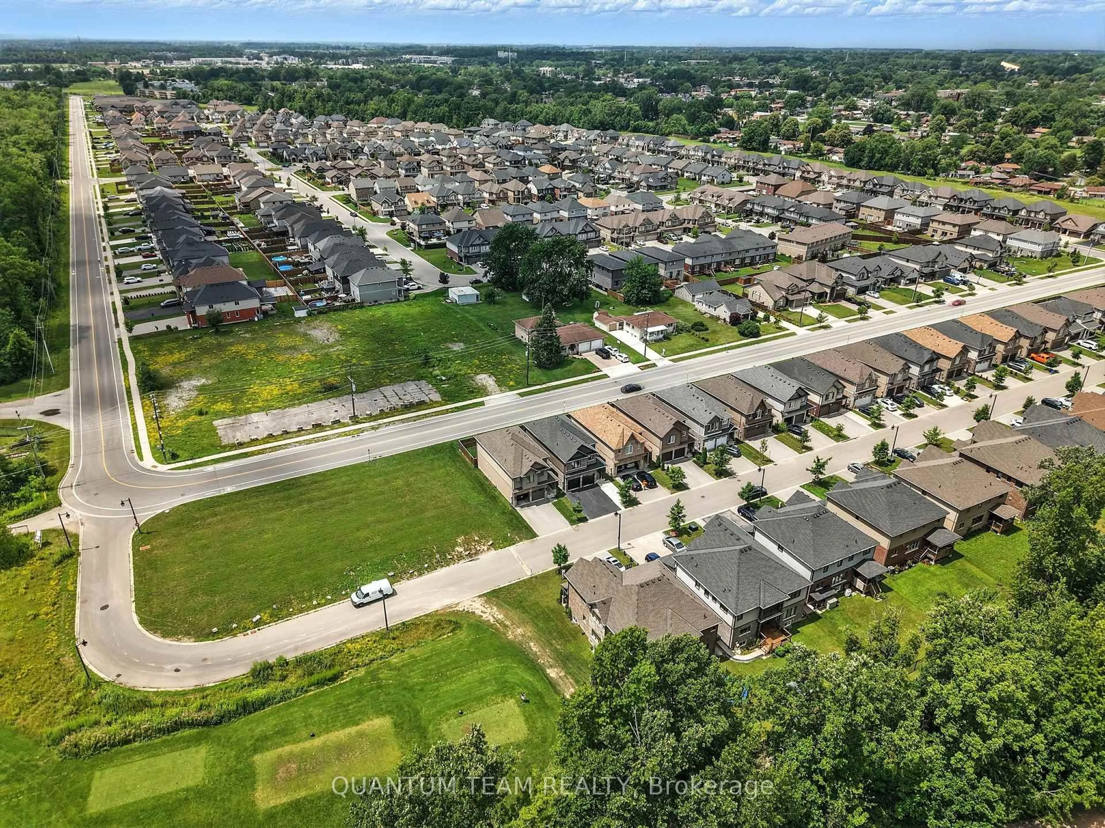A pic from outside/outdoor area/front of a property/back of a property/a pic from drone, street for 6159 Eaglewood Dr, Niagara Falls Ontario L2G 0A7