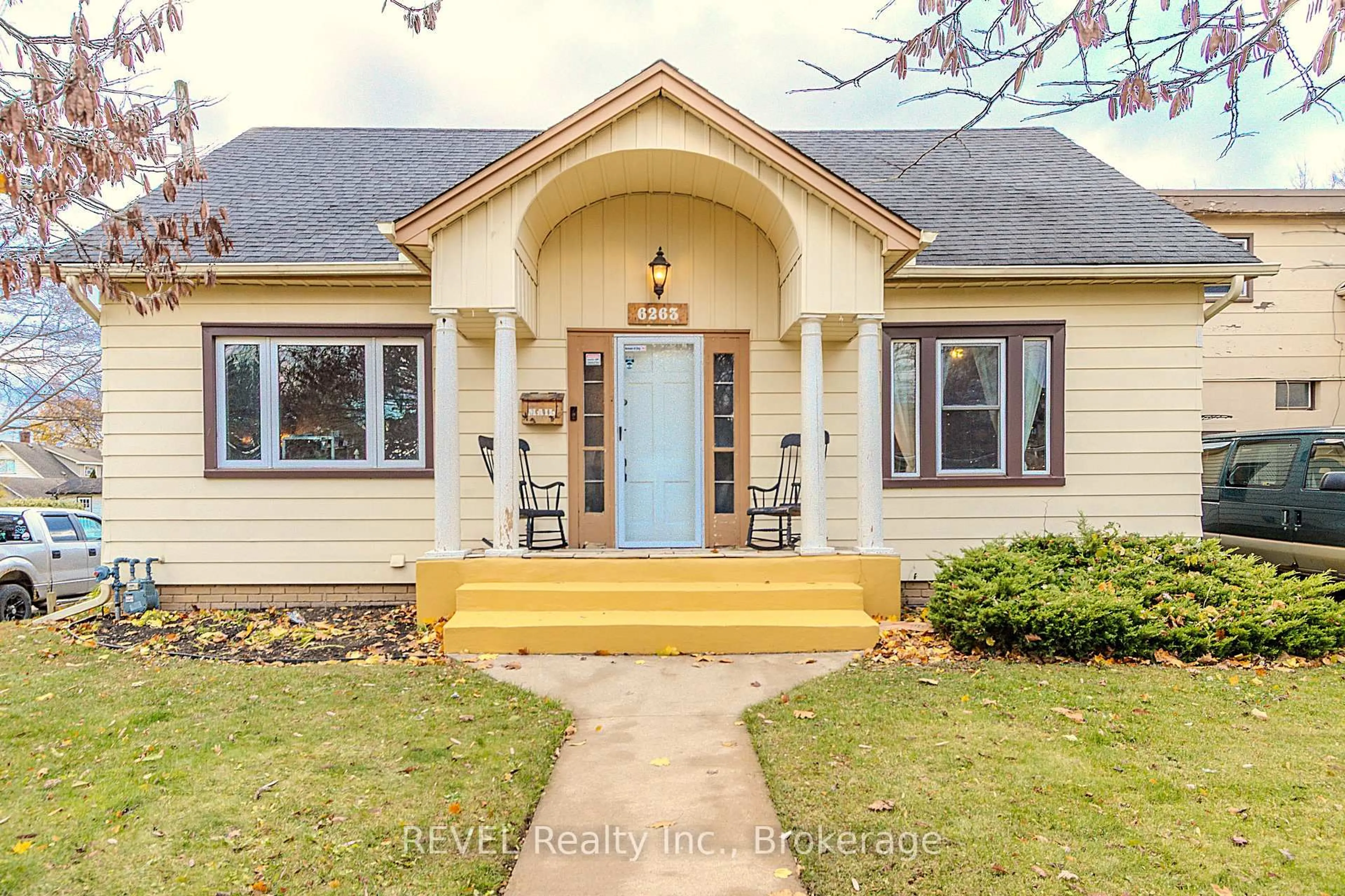 Home with vinyl exterior material, street for 6263 Dawlish Ave, Niagara Falls Ontario L2G 4J7