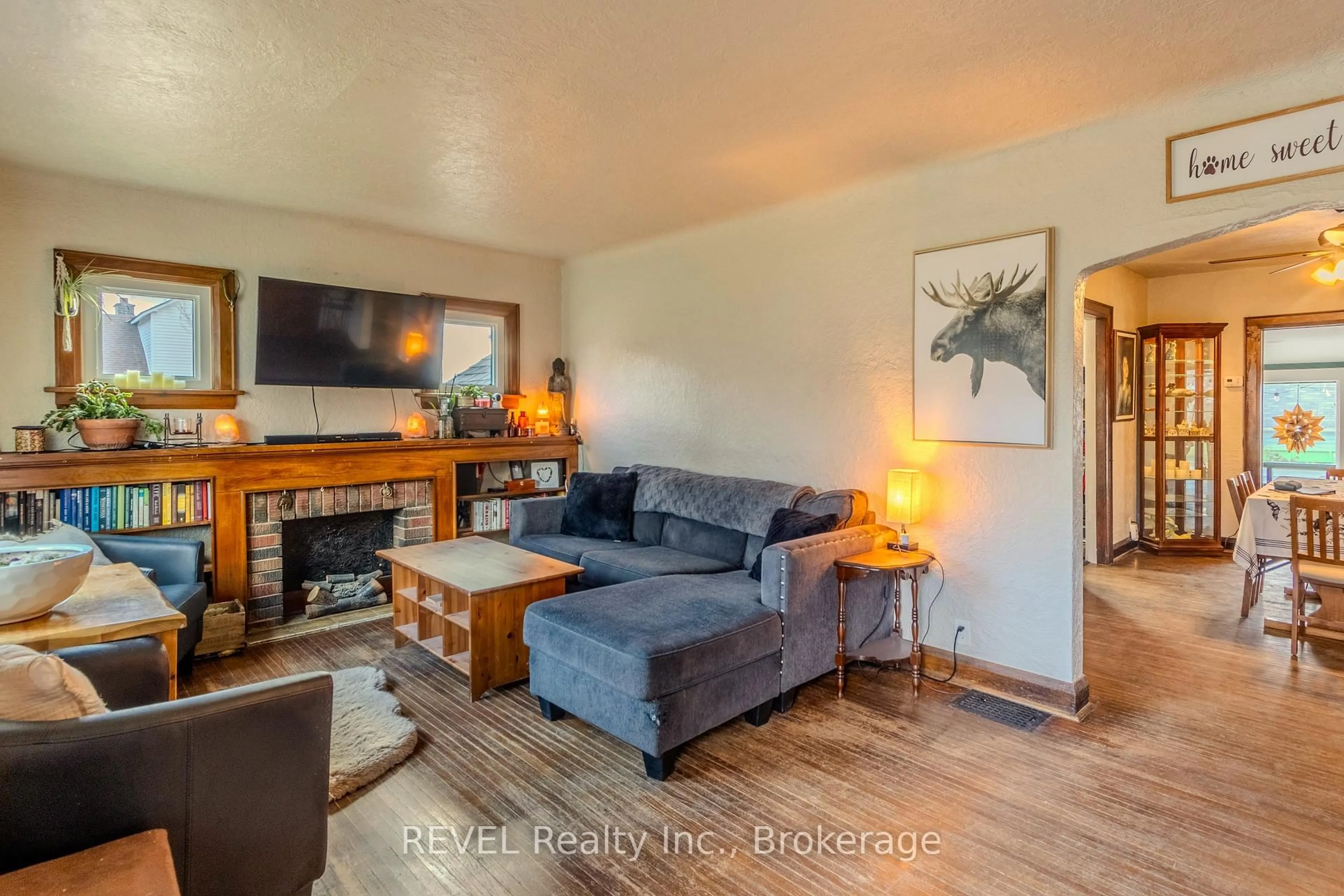 Living room with furniture, wood/laminate floor for 6263 Dawlish Ave, Niagara Falls Ontario L2G 4J7