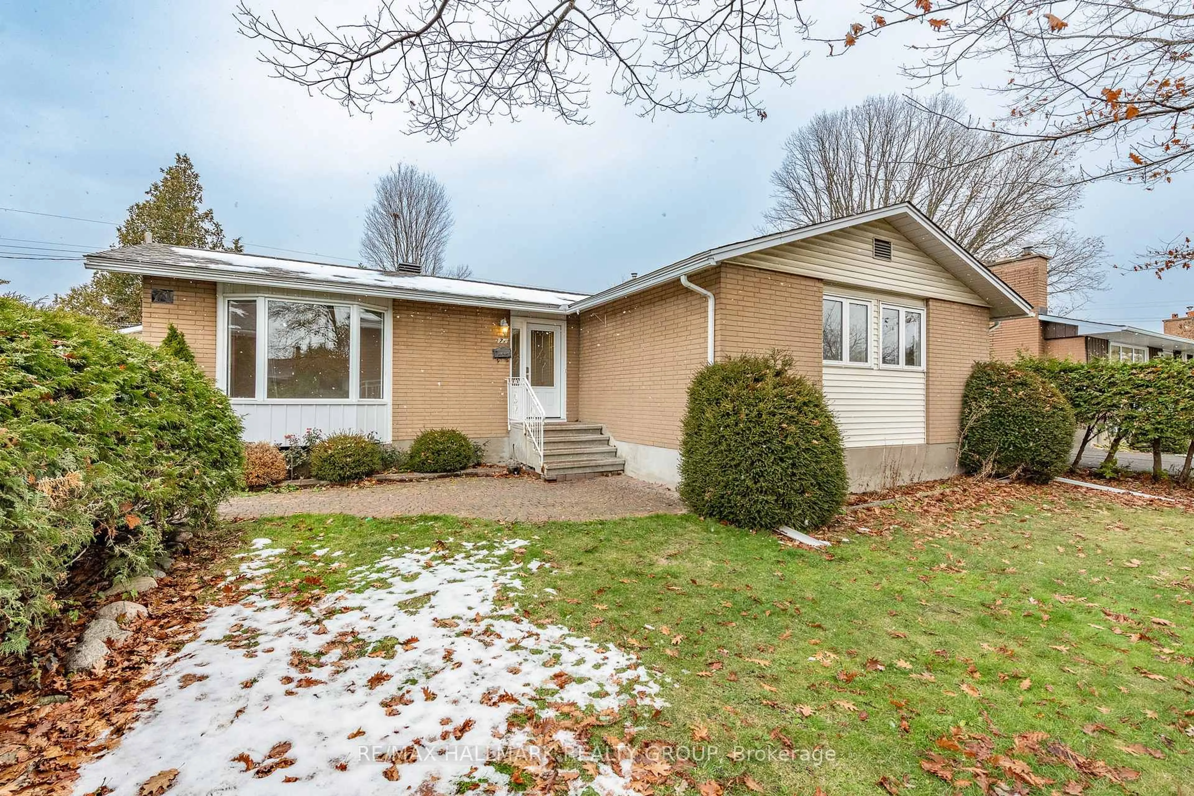 Home with vinyl exterior material, street for 71 Viewmount Dr, Ottawa Ontario K2G 3B9