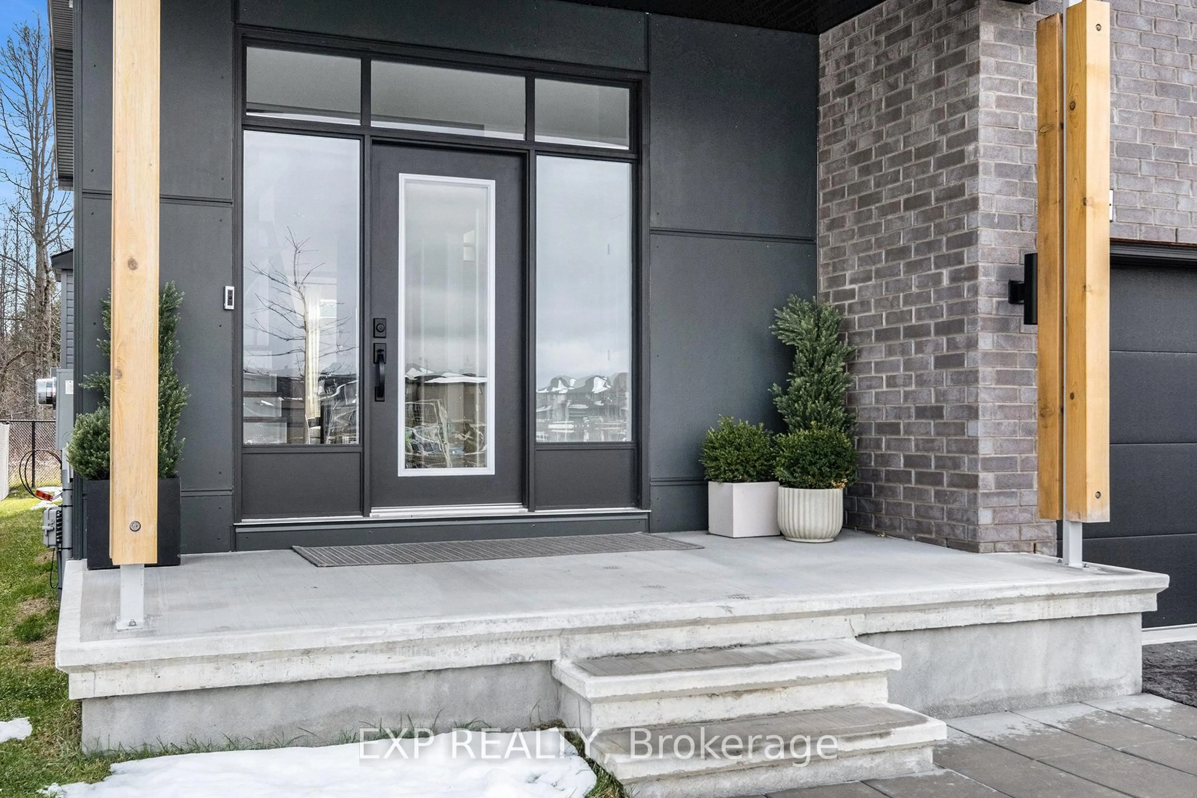 Indoor entryway for 597 Paakanaak Ave, Ottawa Ontario K1X 0H4