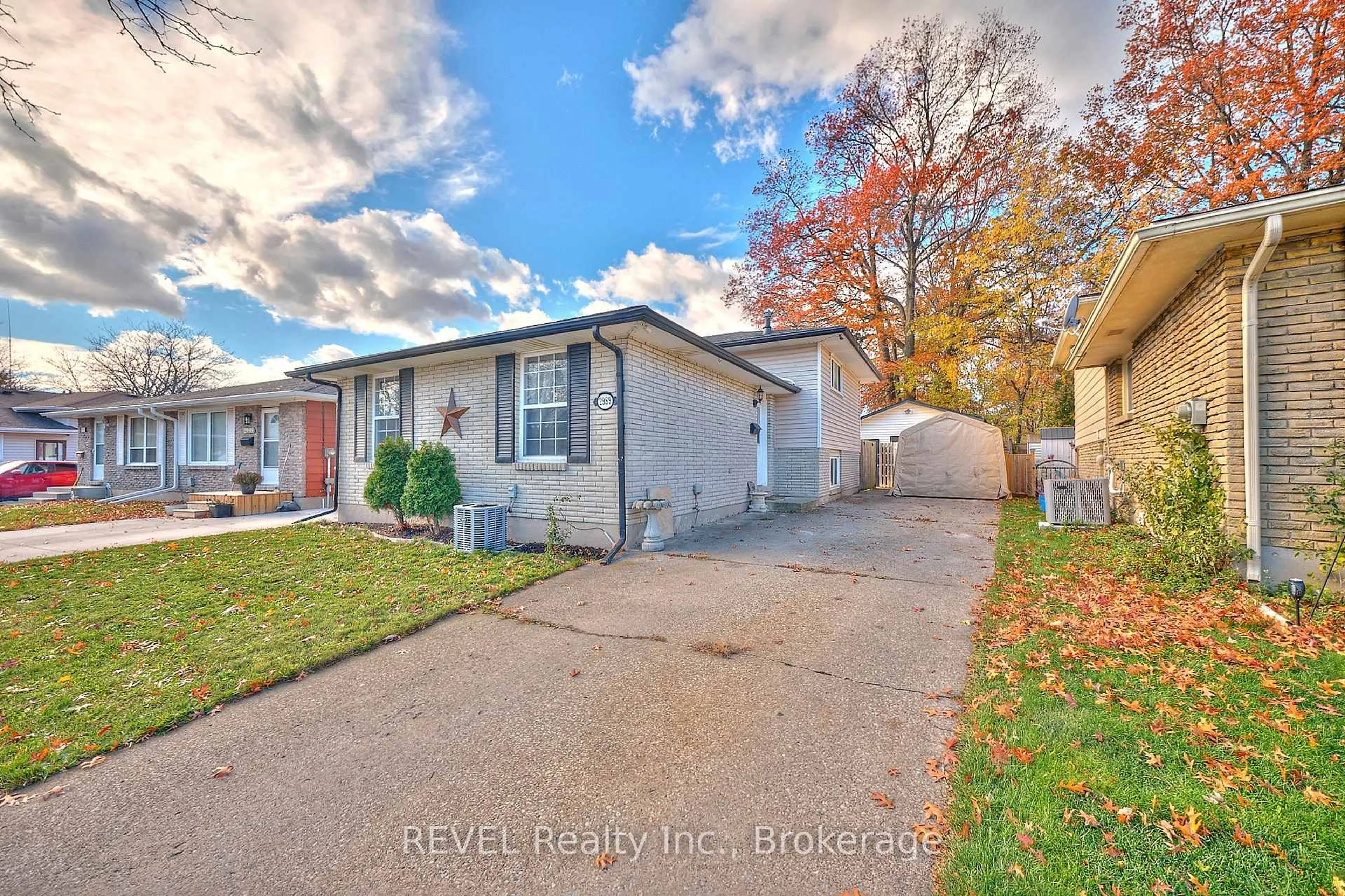 Home with brick exterior material, street for 2989 Loyalist Ave, Niagara Falls Ontario L2J 3K8