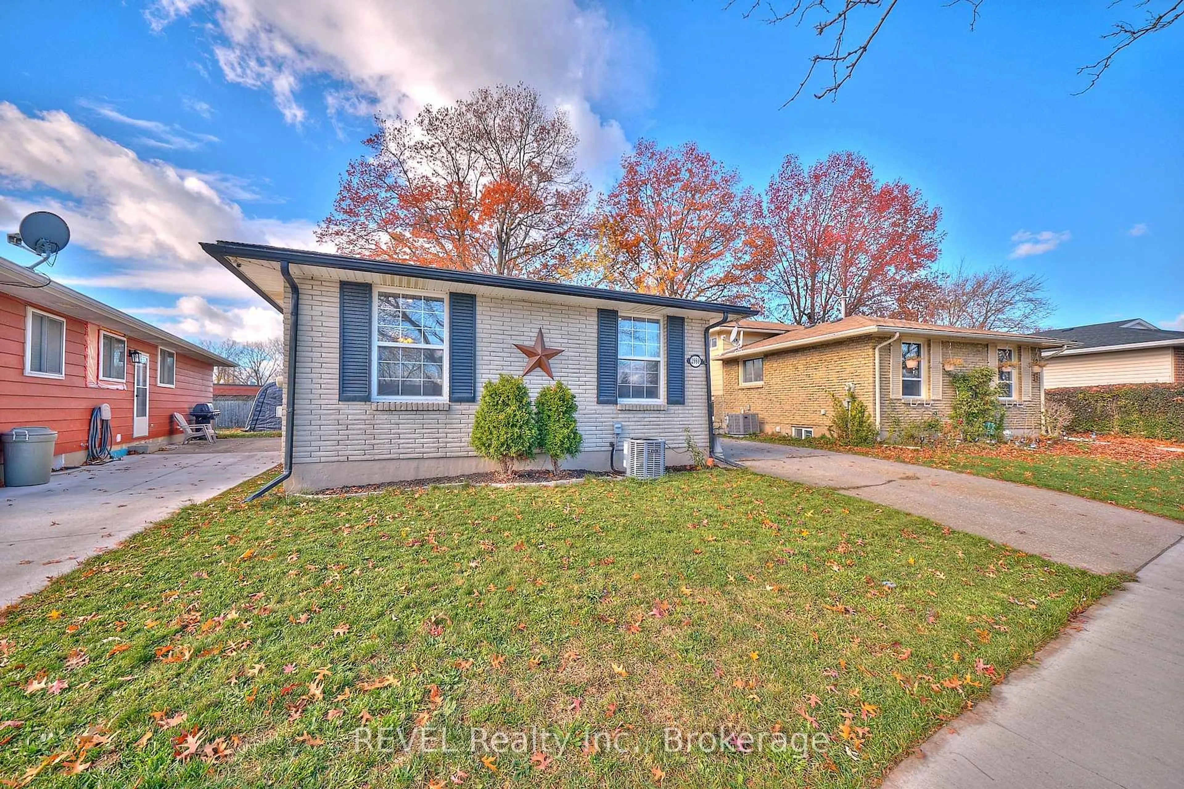 Home with vinyl exterior material, street for 2989 Loyalist Ave, Niagara Falls Ontario L2J 3K8