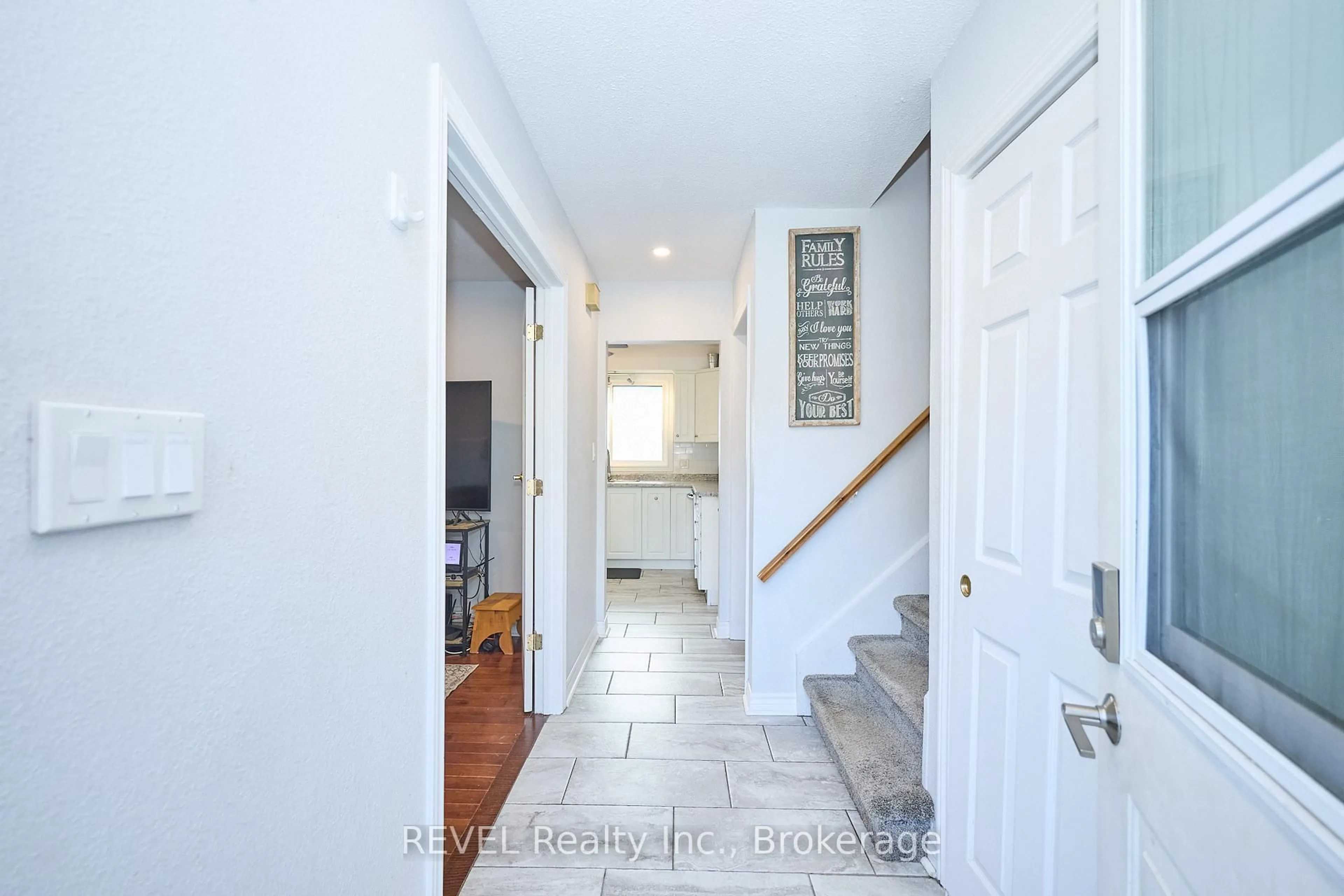 Indoor entryway for 2989 Loyalist Ave, Niagara Falls Ontario L2J 3K8