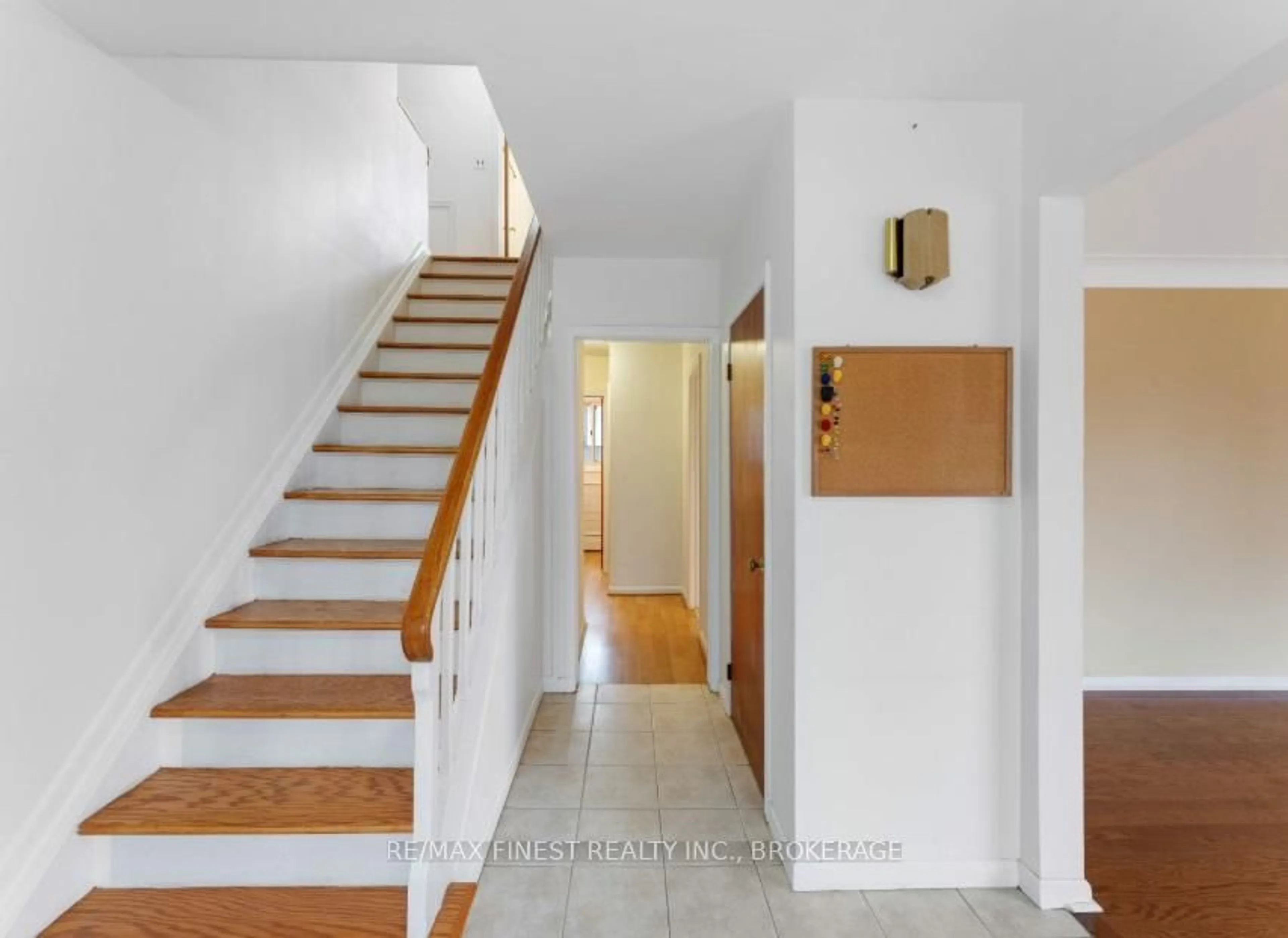 Indoor entryway for 14 Machar Pl, Kingston Ontario K7M 1L6