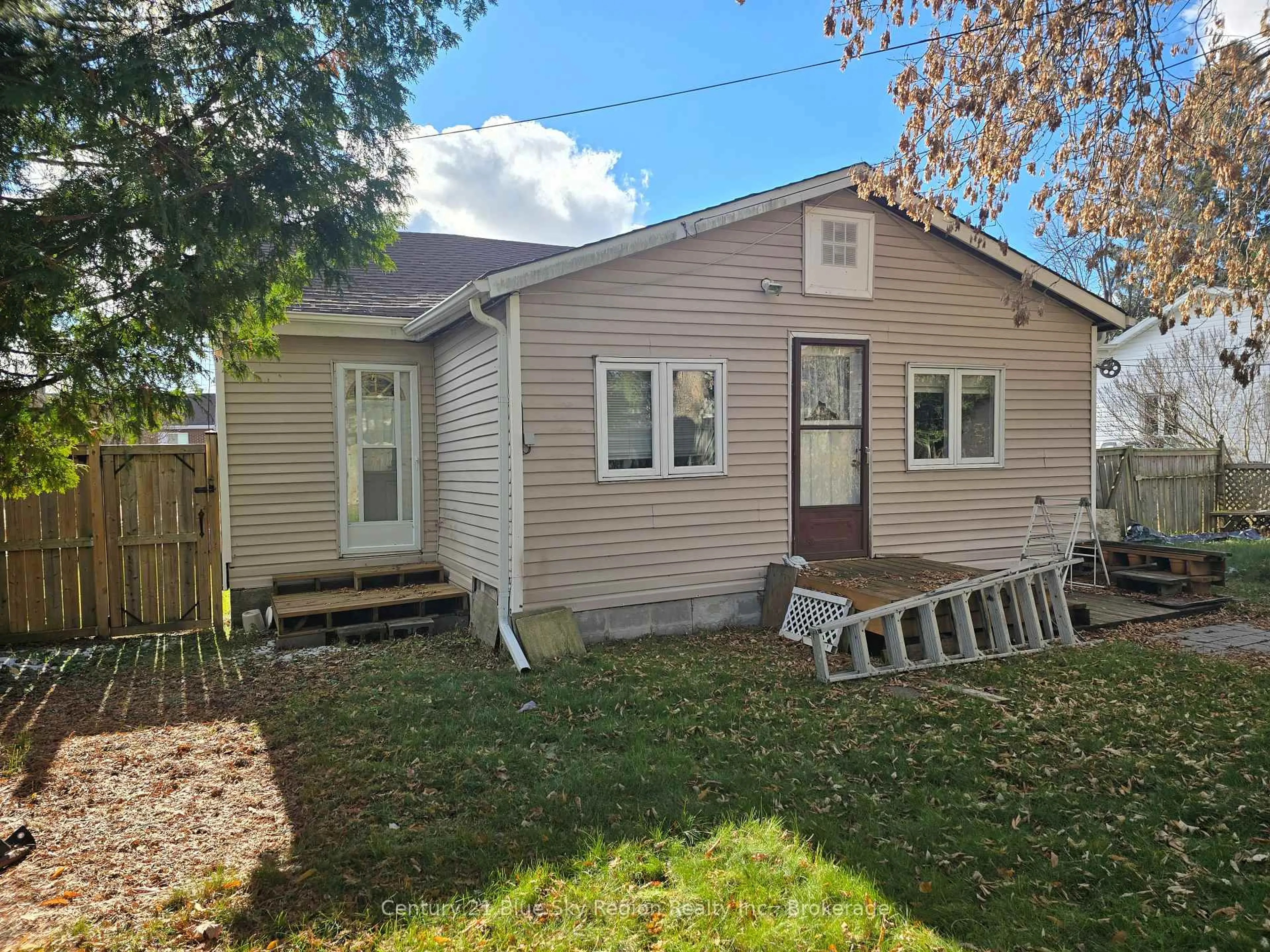 Home with vinyl exterior material, street for 376 Albert Ave, North Bay Ontario P1B 7J9