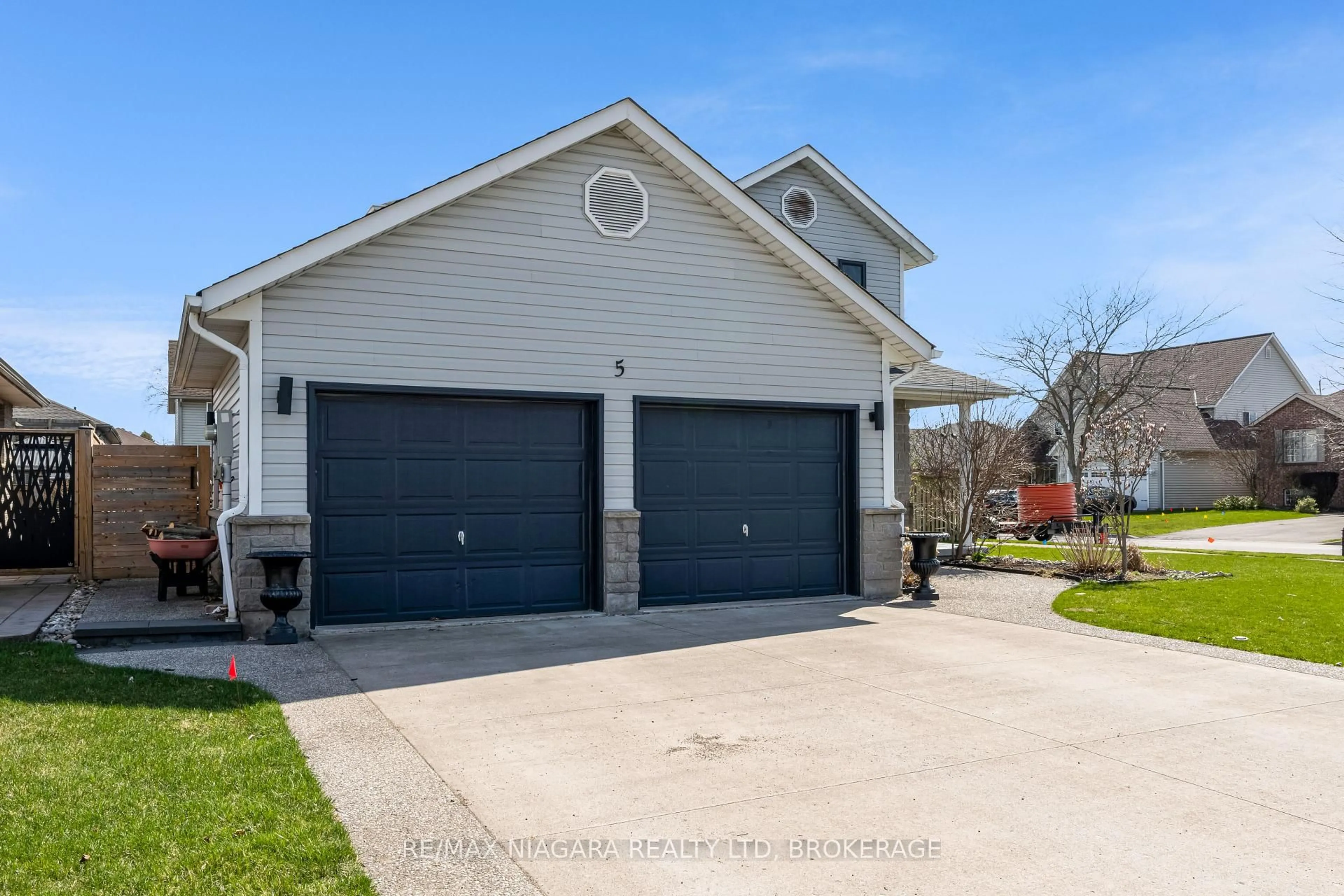 Indoor garage for 5 Wellandvale Dr, Welland Ontario L3C 7G7