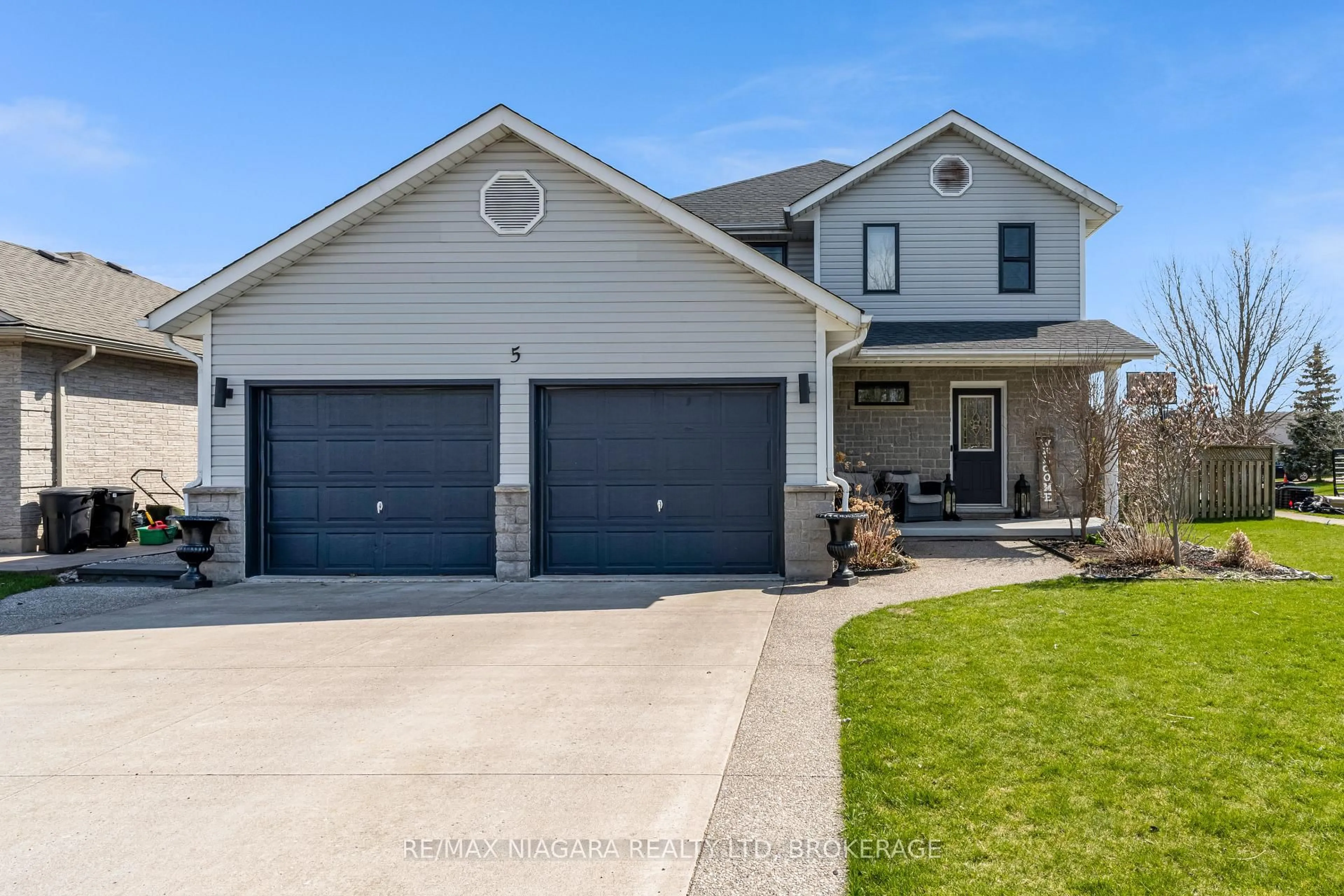 Home with vinyl exterior material, street for 5 Wellandvale Dr, Welland Ontario L3C 7G7