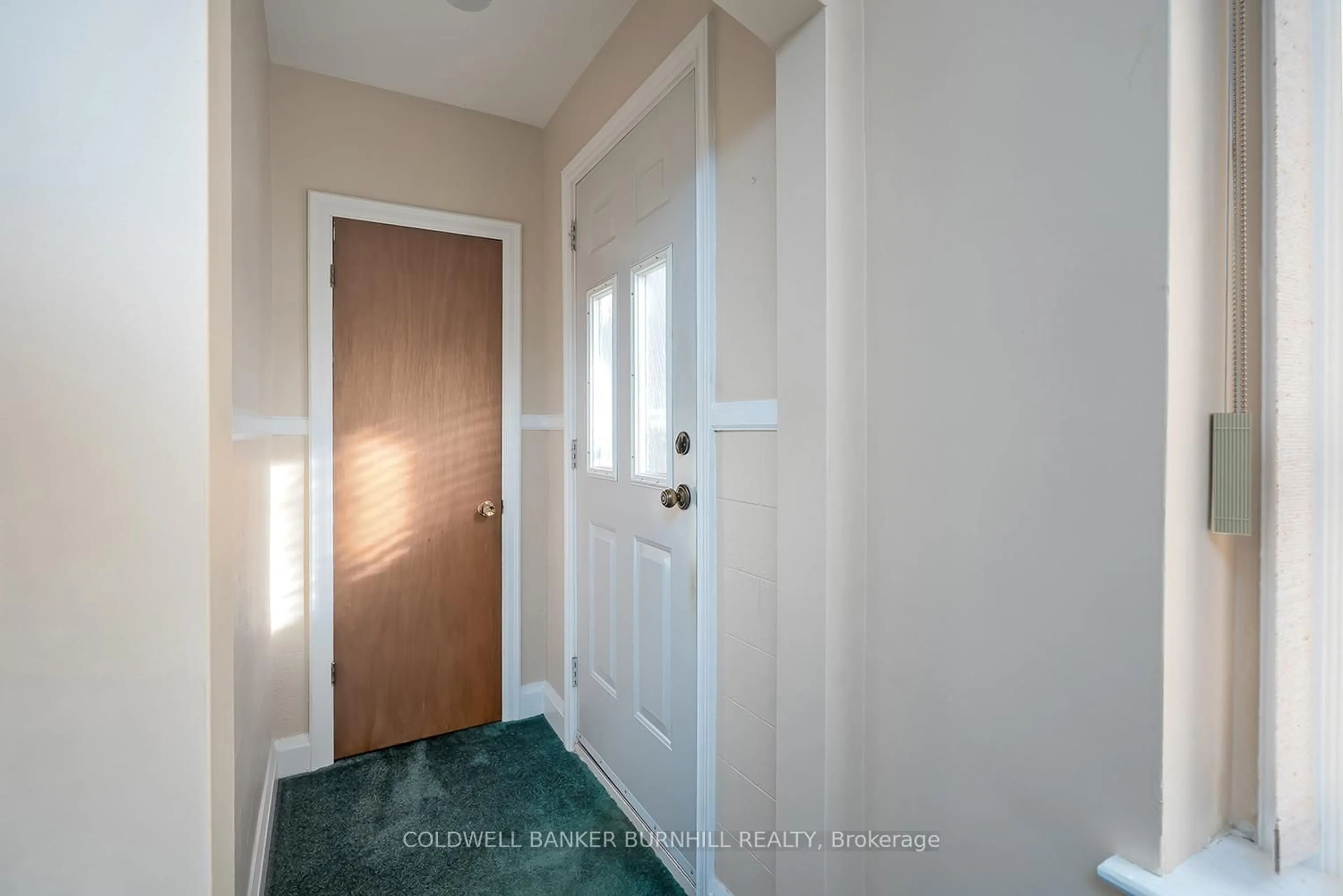 Indoor entryway for 162 East 18th St, Hamilton Ontario L9A 4P1