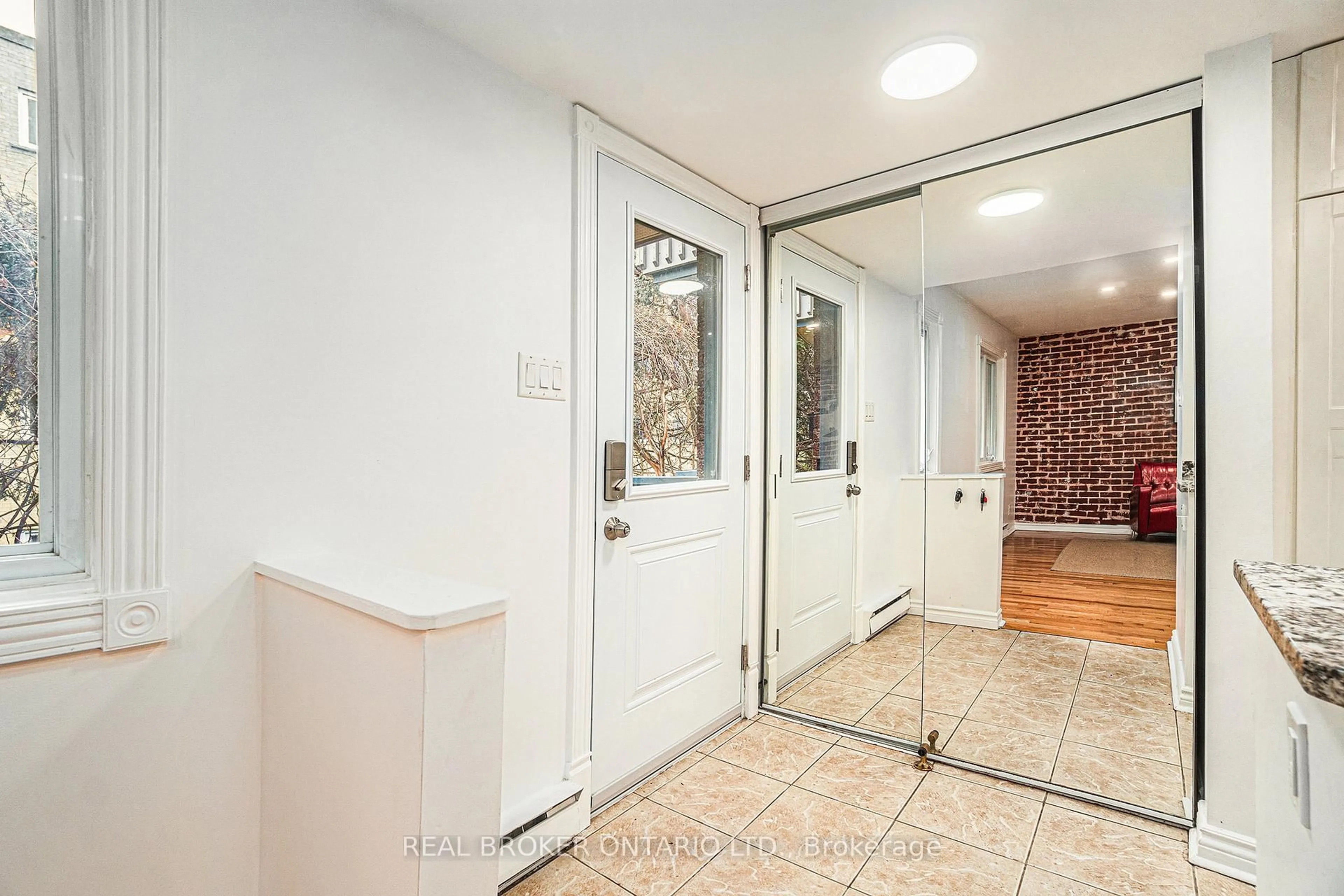 Indoor entryway for 1204 Shillington Ave #5, Ottawa Ontario K1Z 7Z4