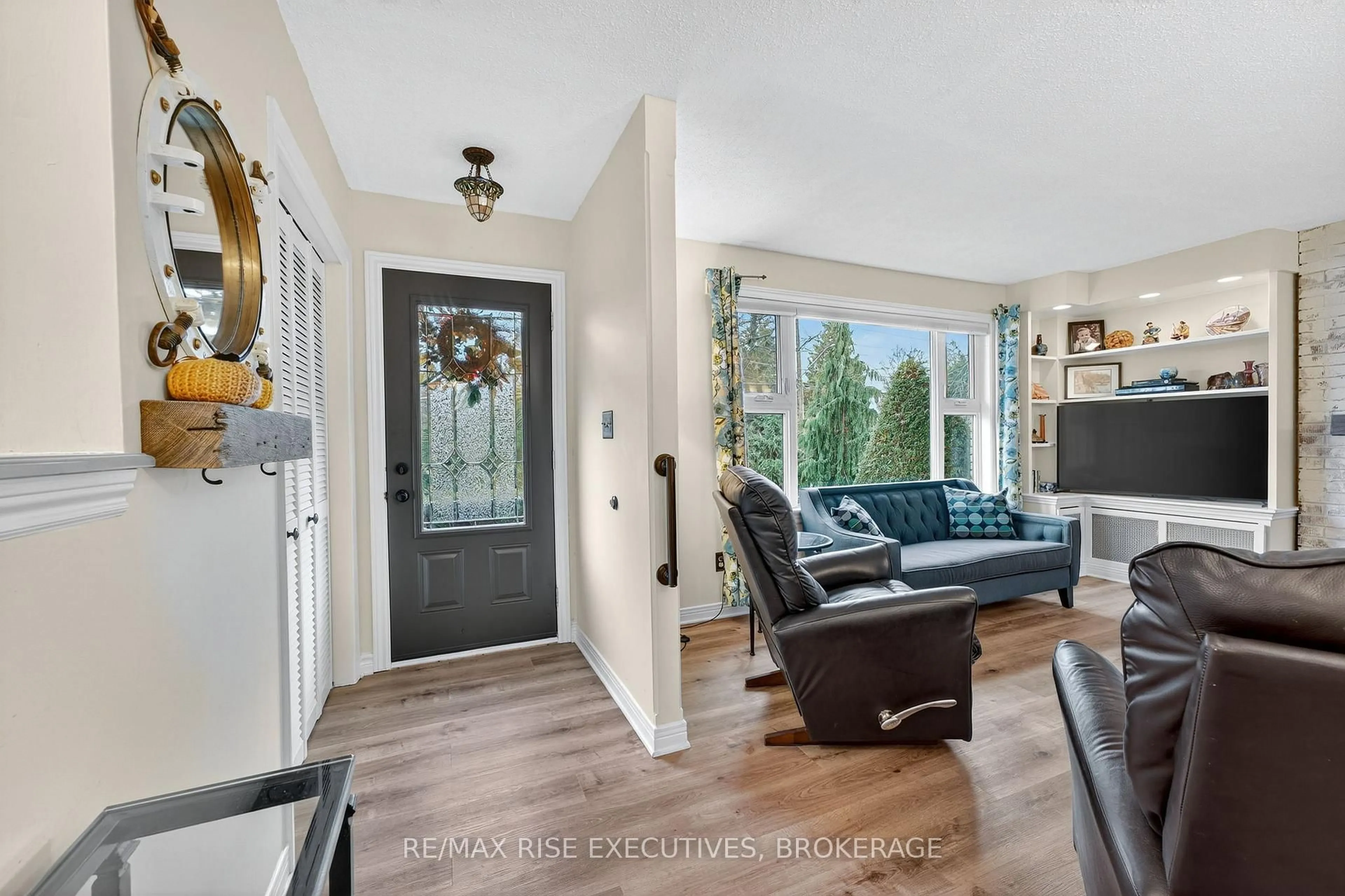 Indoor entryway for 990 Woodbine Rd, Kingston Ontario K7P 2X5