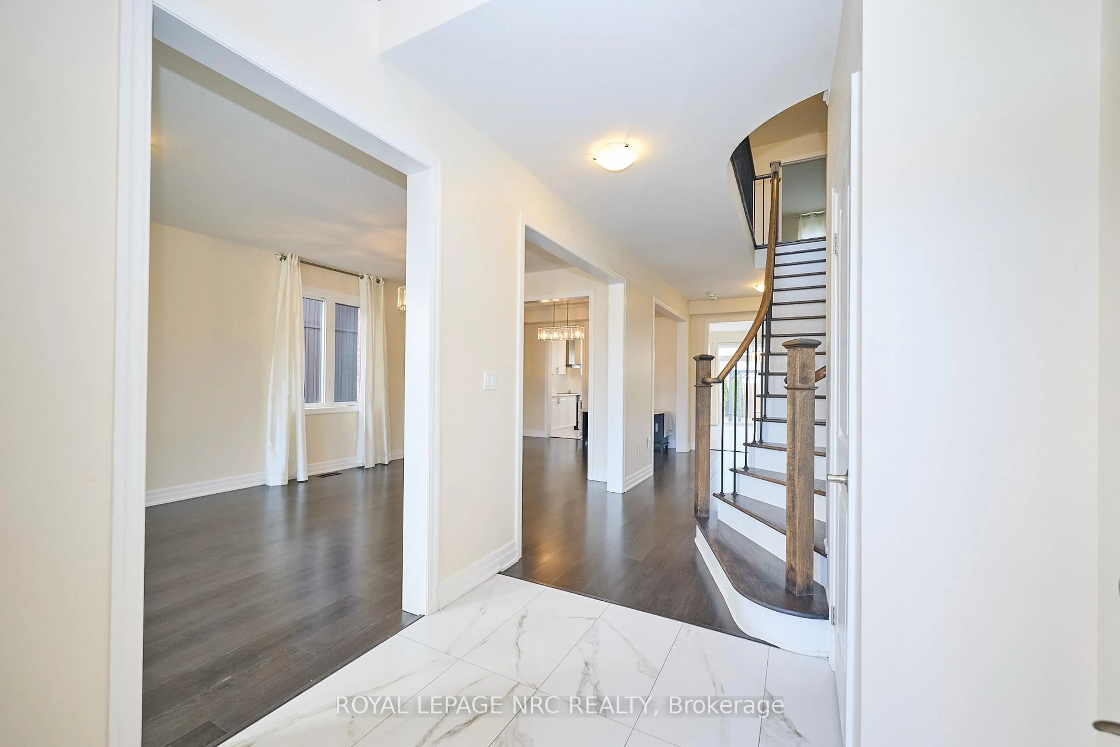 Indoor foyer for 9367 Emerald Ave, Niagara Falls Ontario L2G 0X5