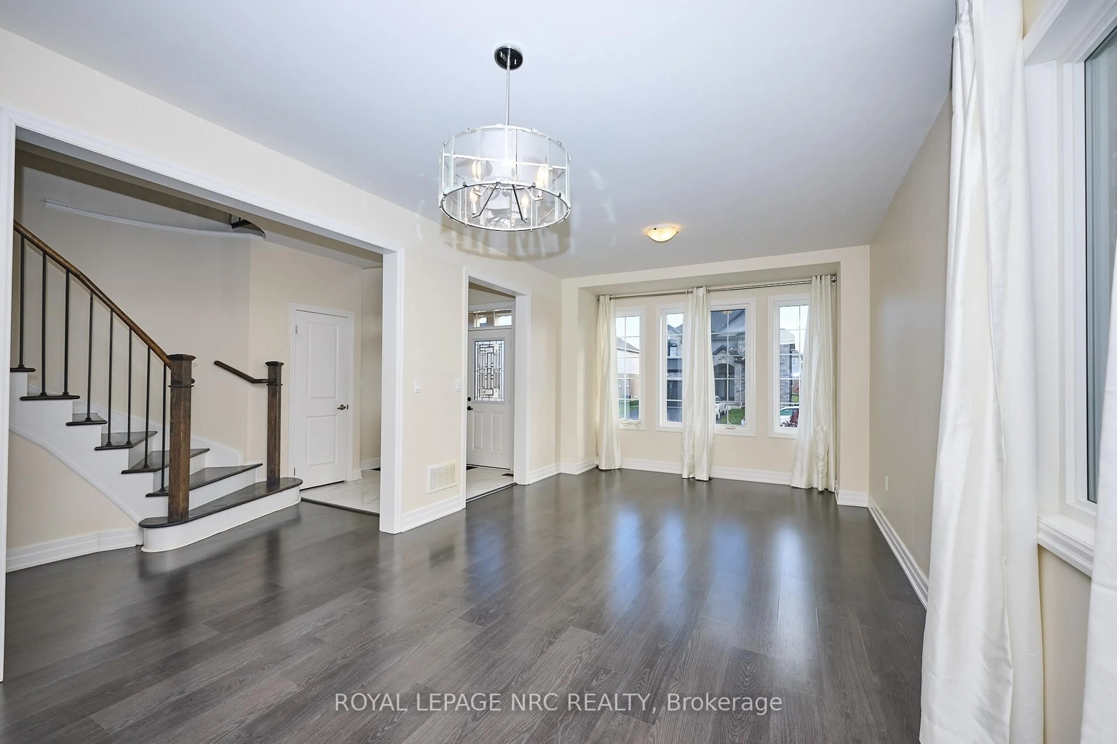 Indoor entryway for 9367 Emerald Ave, Niagara Falls Ontario L2G 0X5