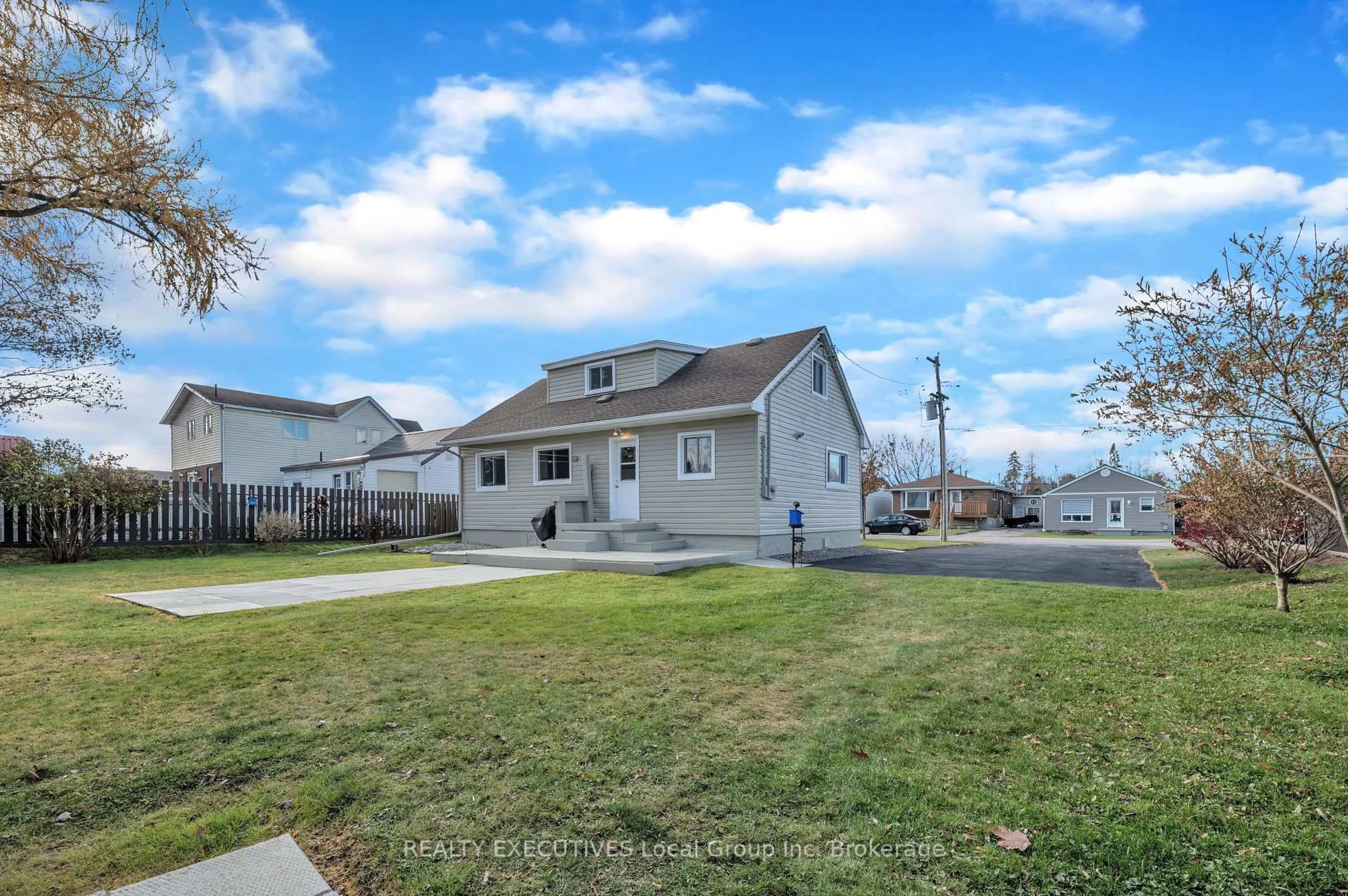 Home with vinyl exterior material, street for 198 LEE Ave, North Bay Ontario P1A 2K3