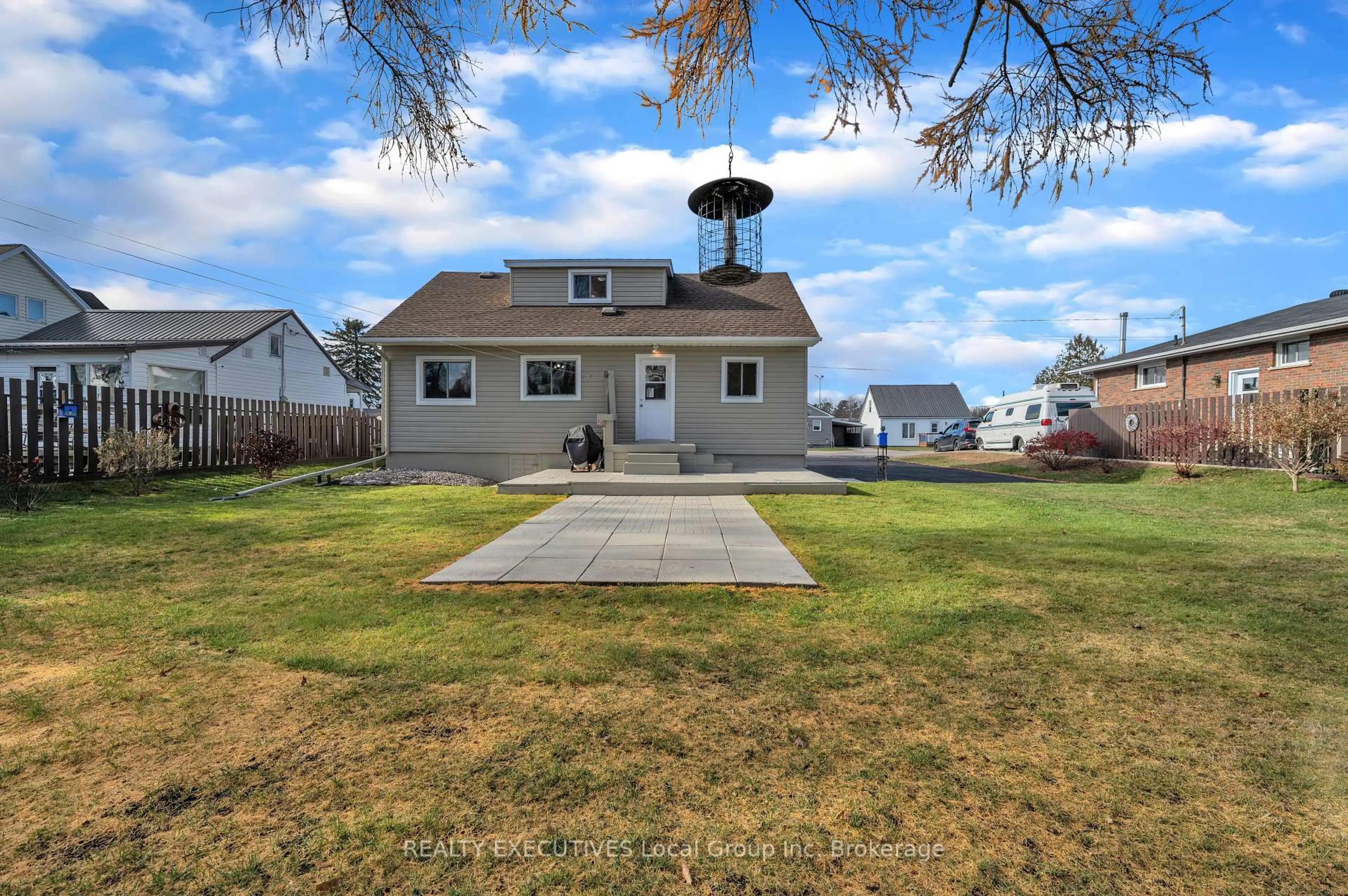 A pic from outside/outdoor area/front of a property/back of a property/a pic from drone, street for 198 LEE Ave, North Bay Ontario P1A 2K3