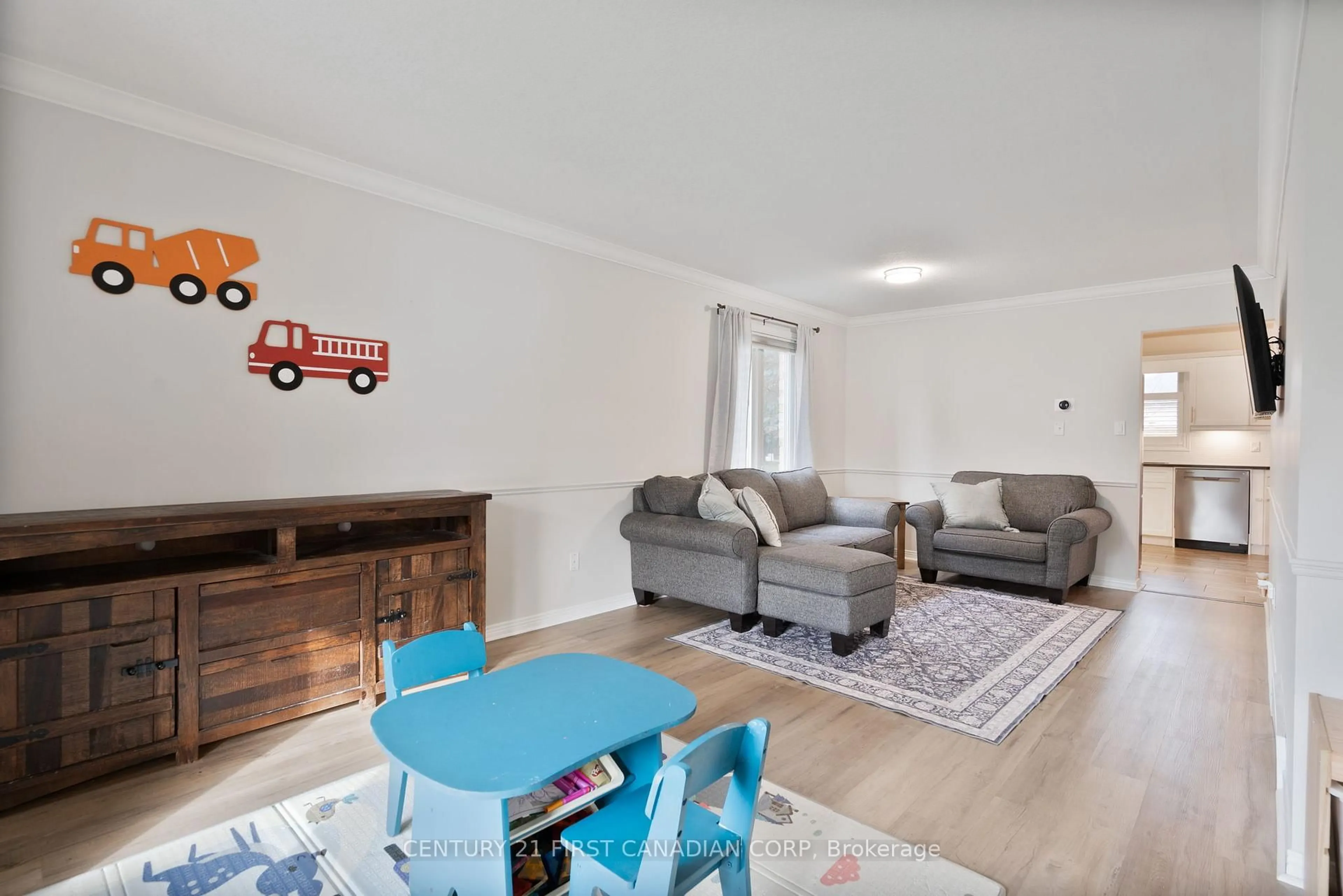 Living room with furniture, wood/laminate floor for 17 Allison Crt, Strathroy-Caradoc Ontario N7G 4C2