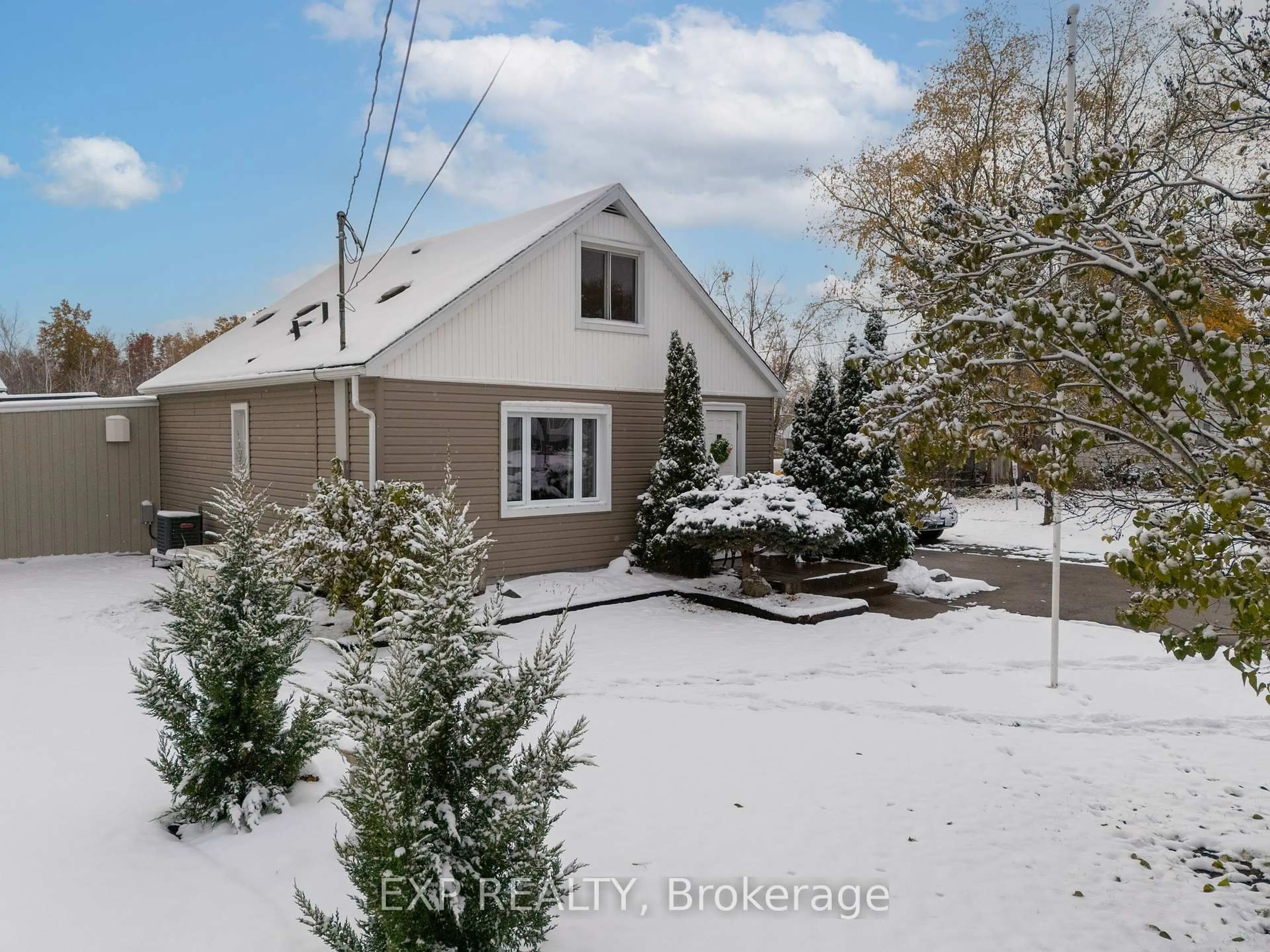 A pic from outside/outdoor area/front of a property/back of a property/a pic from drone, street for 742 Broadway St, Welland Ontario L3C 5M8