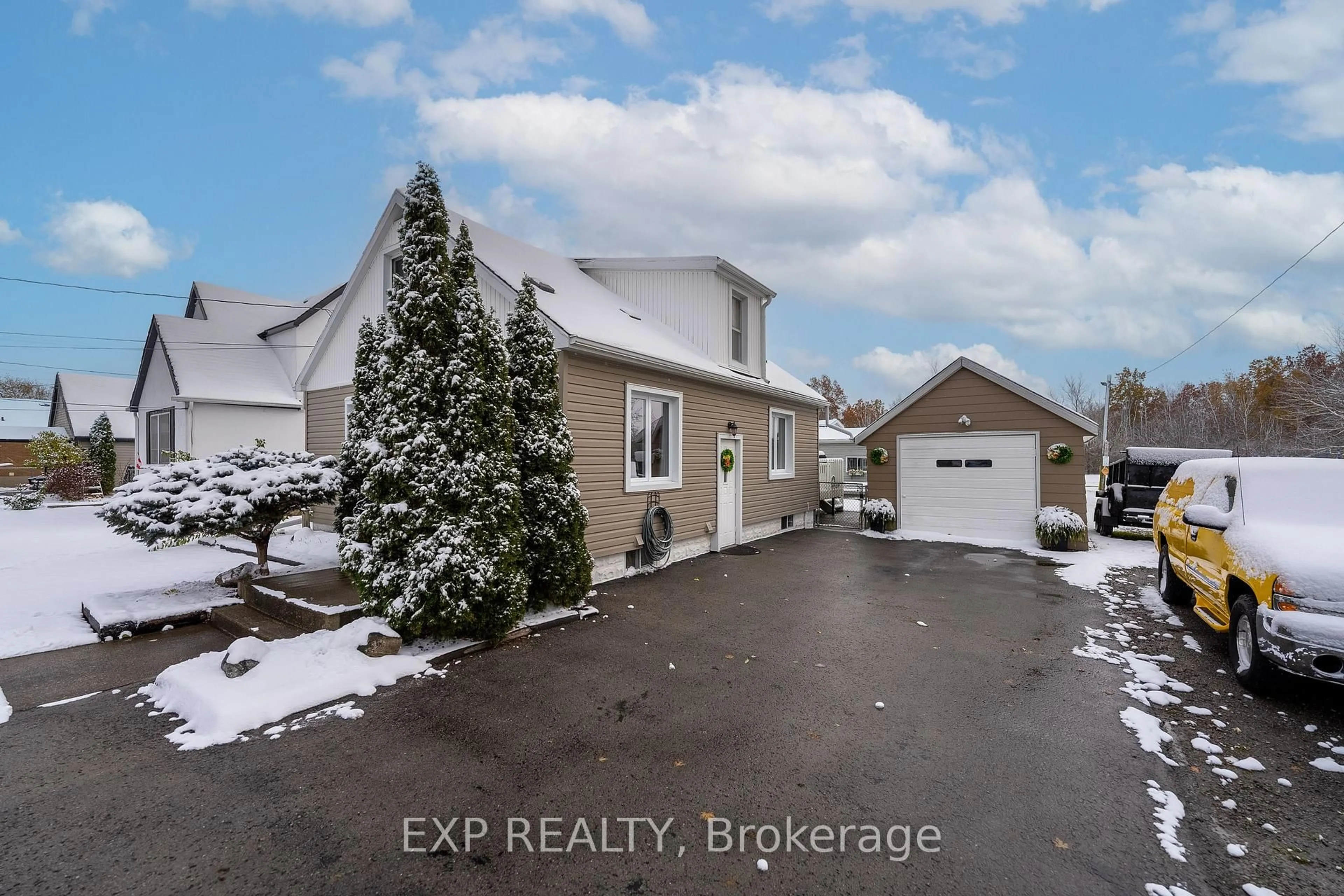 A pic from outside/outdoor area/front of a property/back of a property/a pic from drone, street for 742 Broadway St, Welland Ontario L3C 5M8