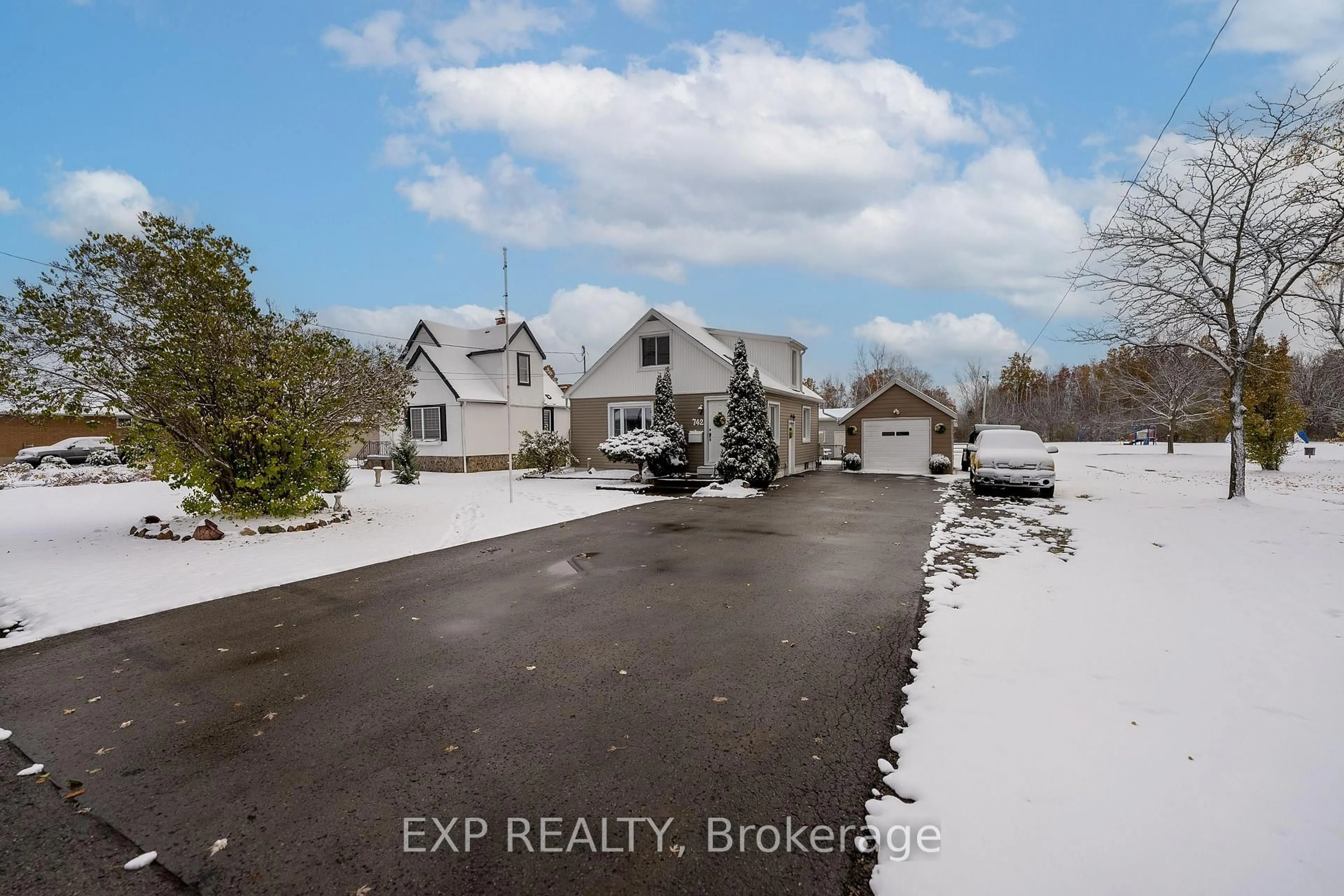 A pic from outside/outdoor area/front of a property/back of a property/a pic from drone, street for 742 Broadway St, Welland Ontario L3C 5M8