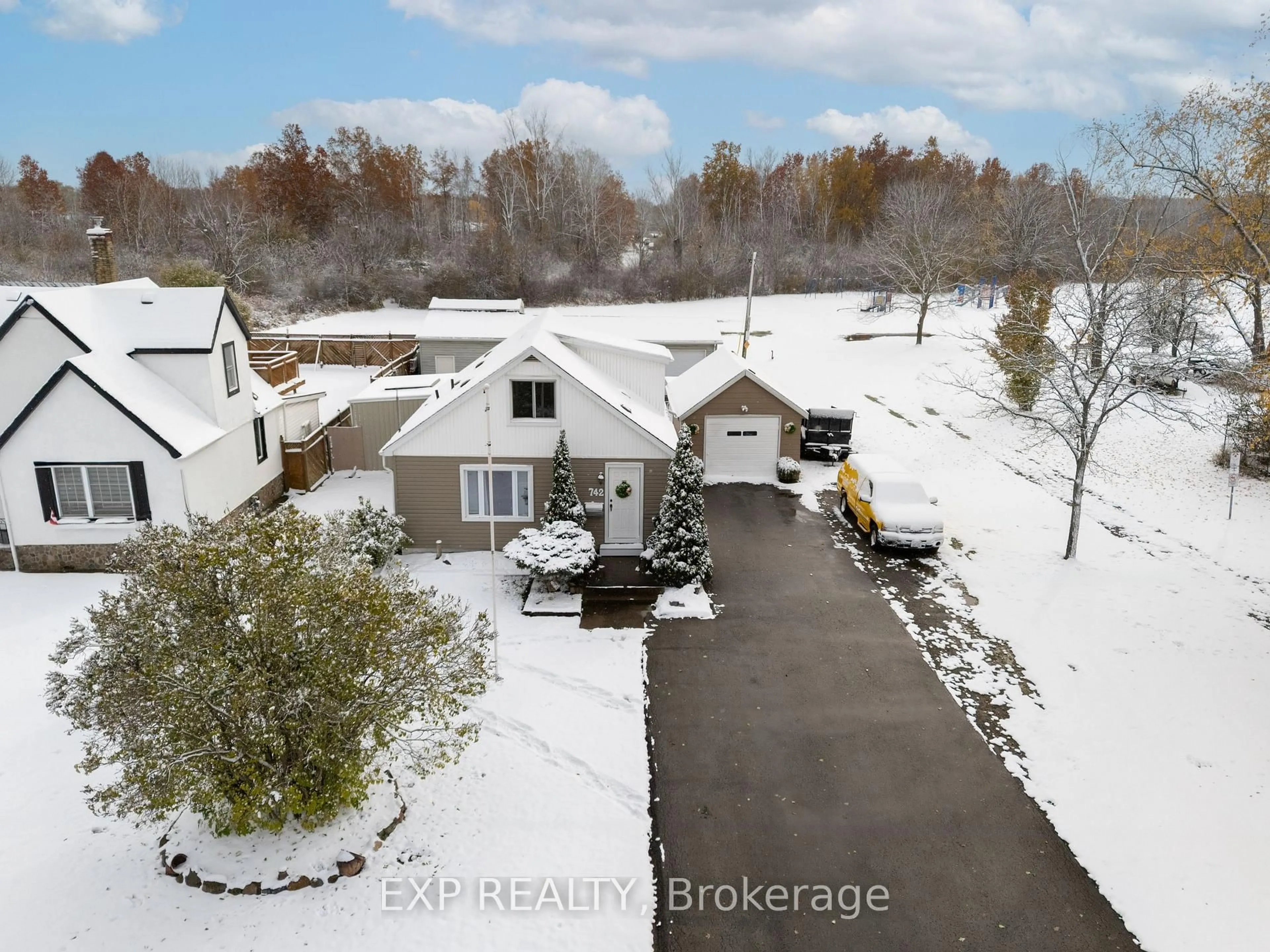 A pic from outside/outdoor area/front of a property/back of a property/a pic from drone, street for 742 Broadway St, Welland Ontario L3C 5M8