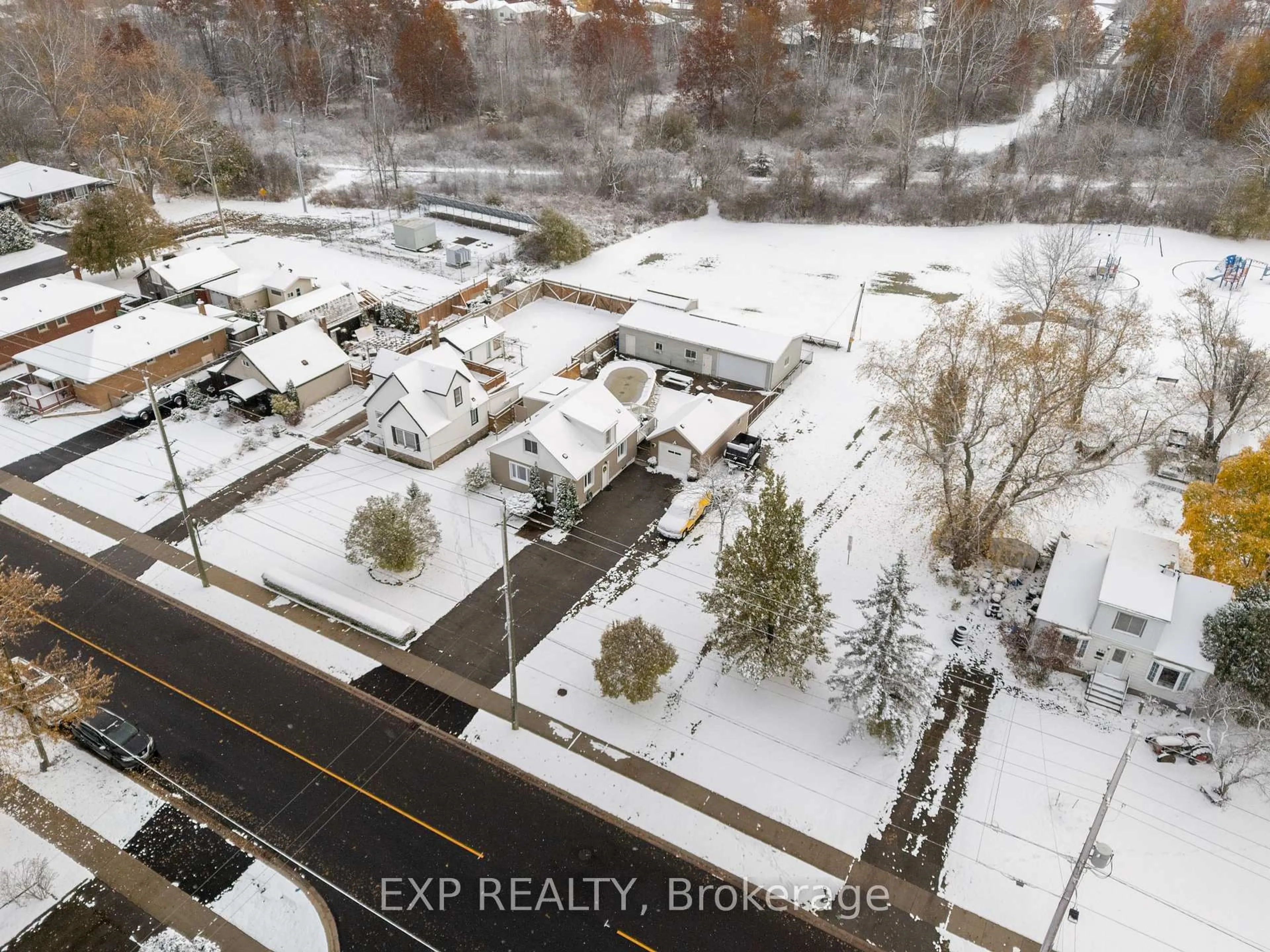 A pic from outside/outdoor area/front of a property/back of a property/a pic from drone, city buildings view from balcony for 742 Broadway St, Welland Ontario L3C 5M8