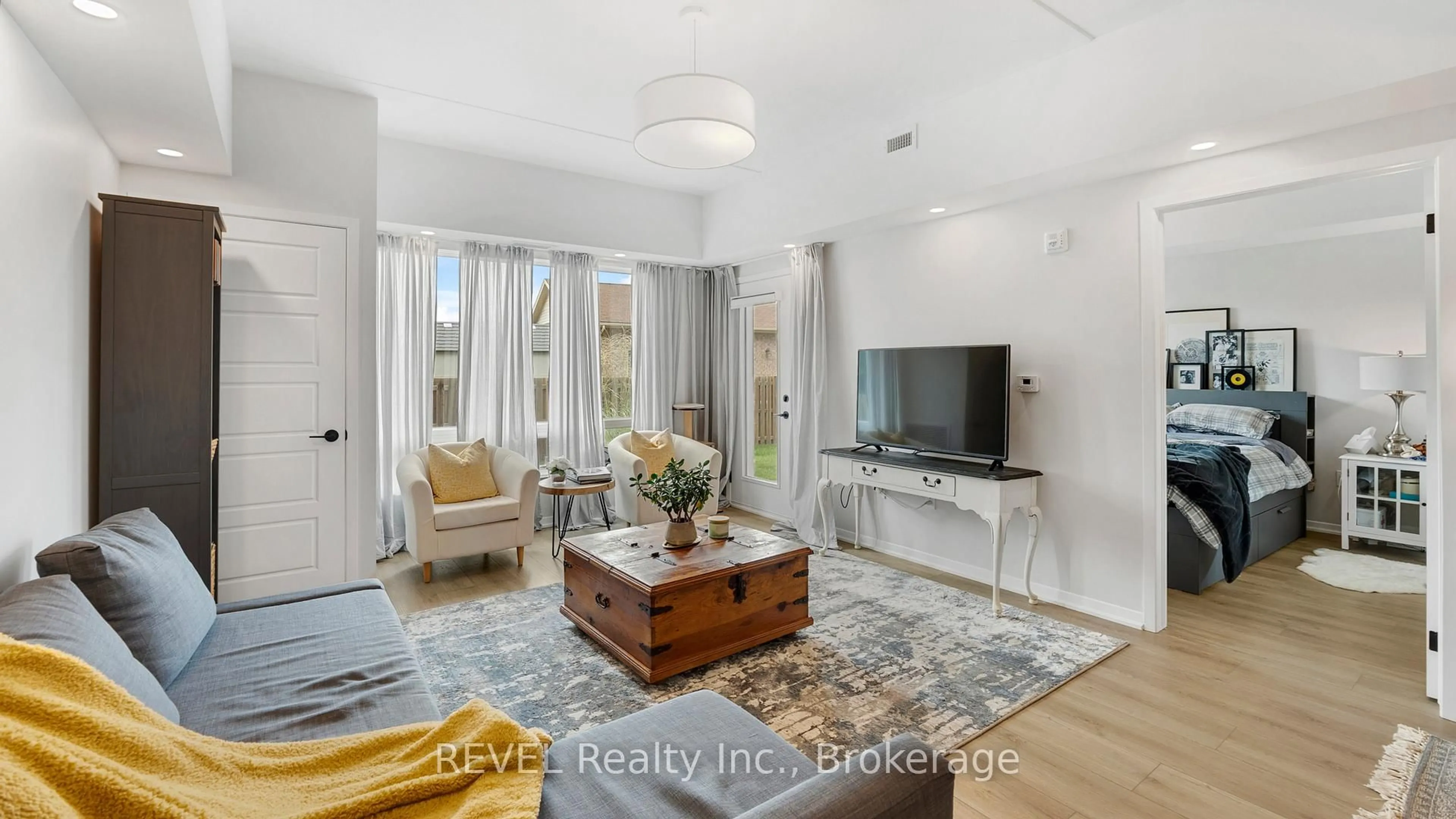 Living room with furniture, unknown for 3998 Victoria Ave #106, Lincoln Ontario L0R 2C0