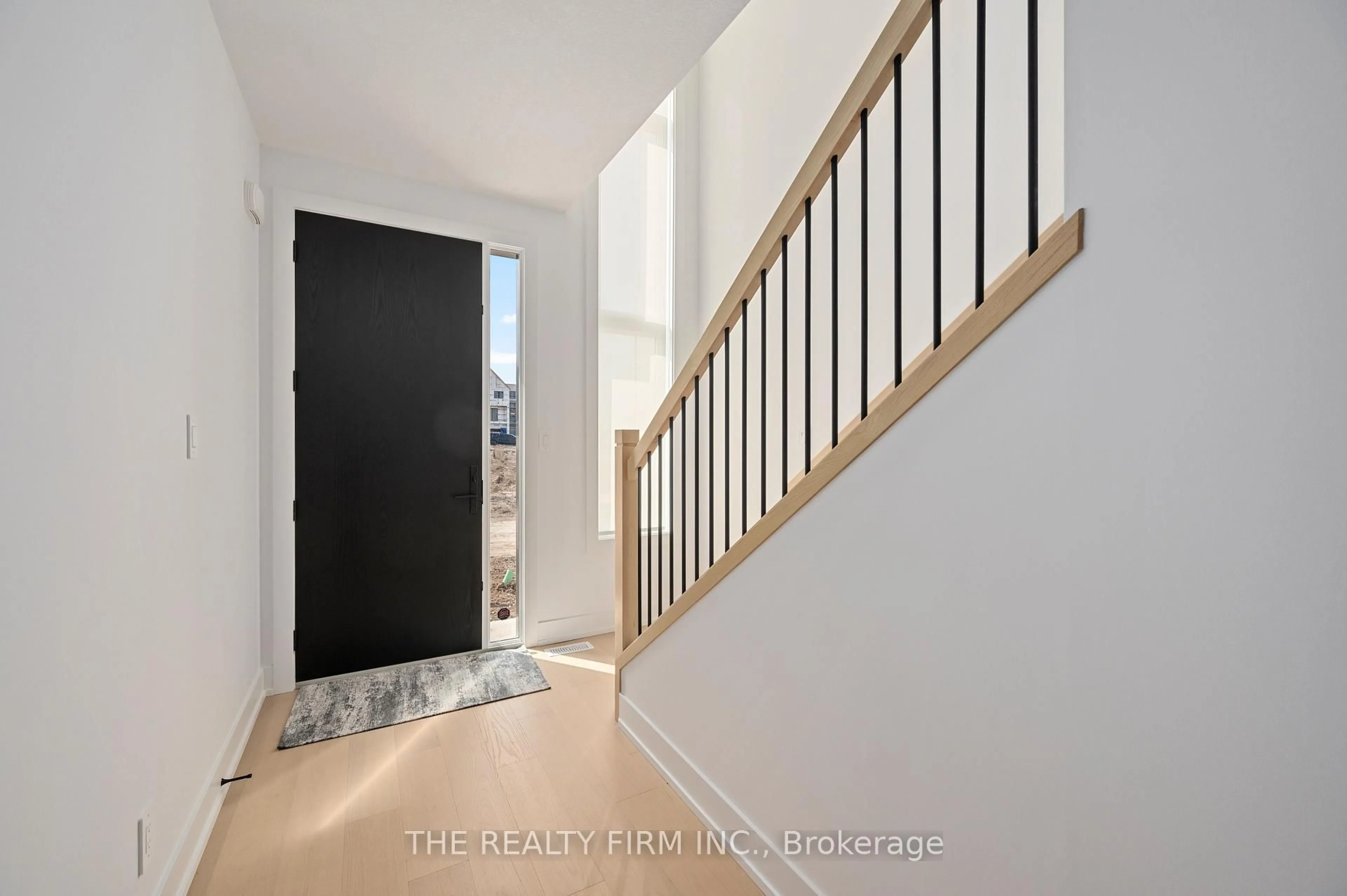 Indoor entryway for 1965 Upperpoint Gate #91, London South Ontario N6K 0L2