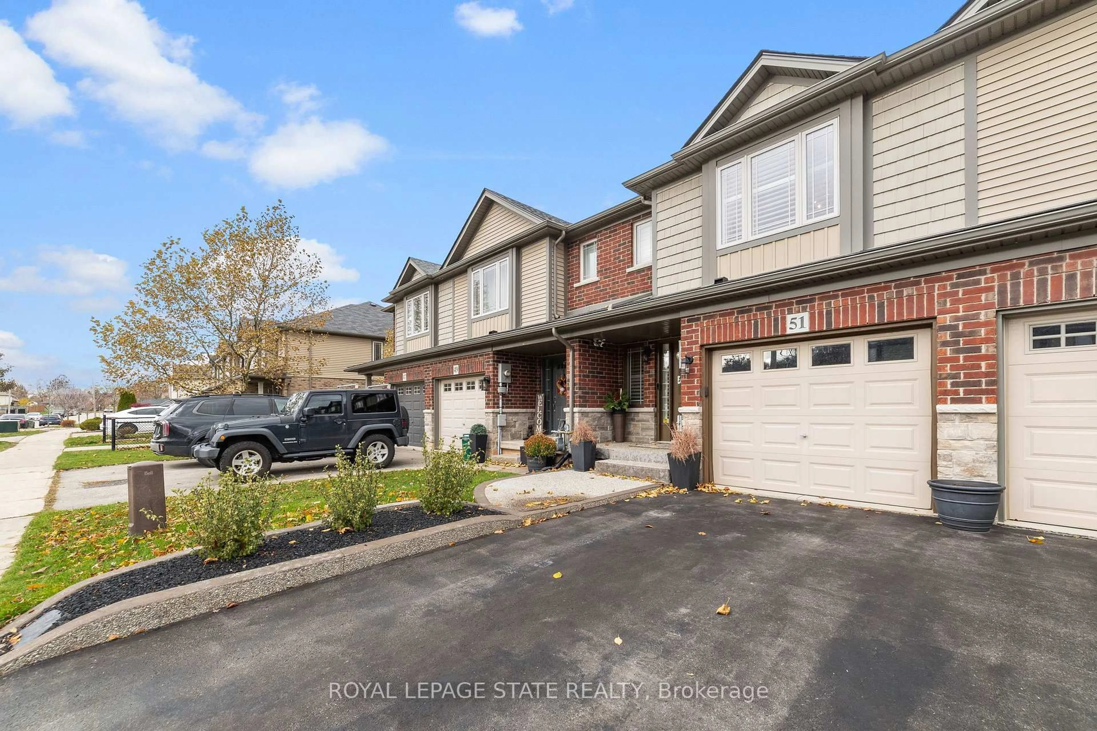 A pic from outside/outdoor area/front of a property/back of a property/a pic from drone, street for 51 Cedar St, Grimsby Ontario L3M 0B7