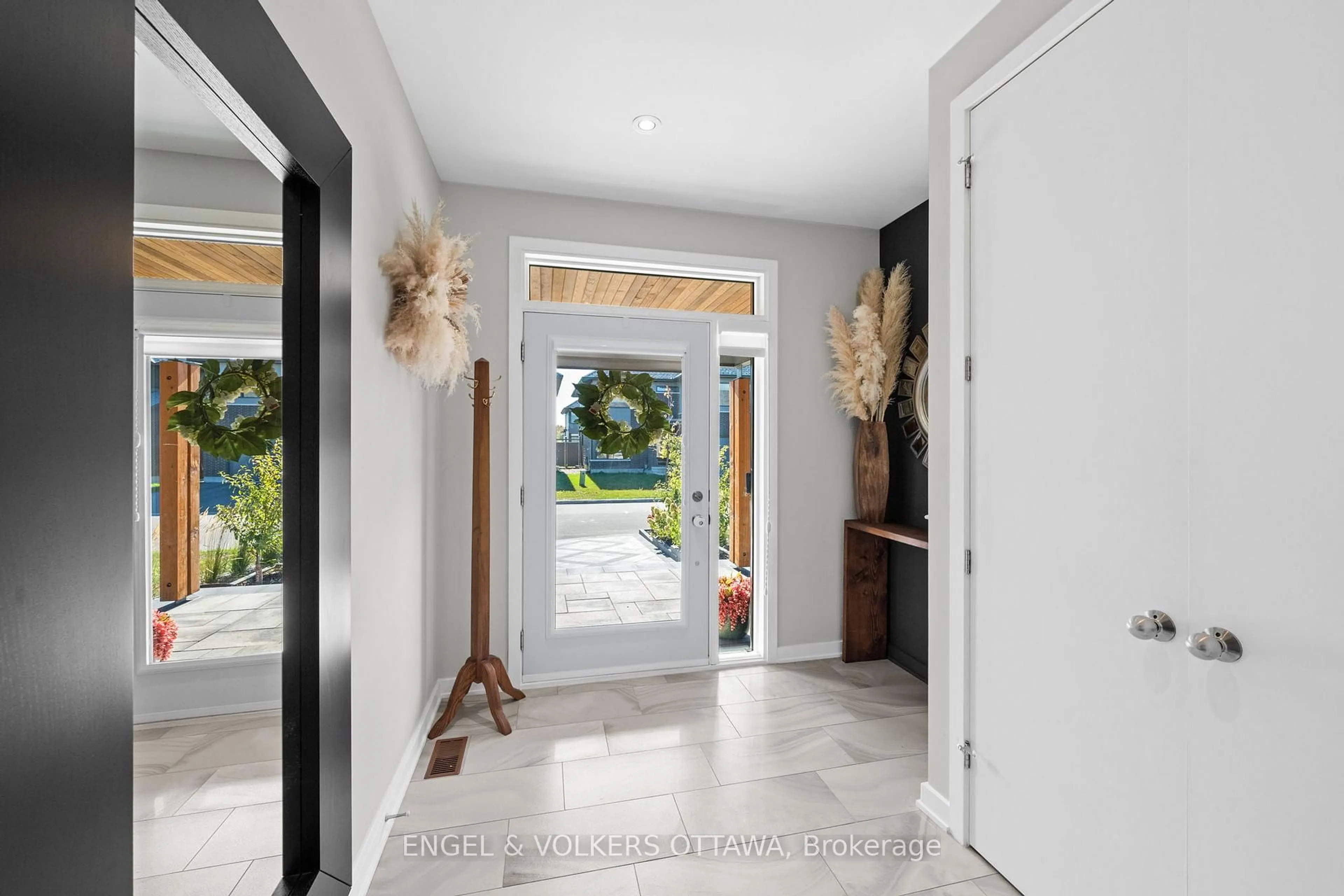 Indoor entryway for 933 Islington Way, Ottawa Ontario K1T 0T7