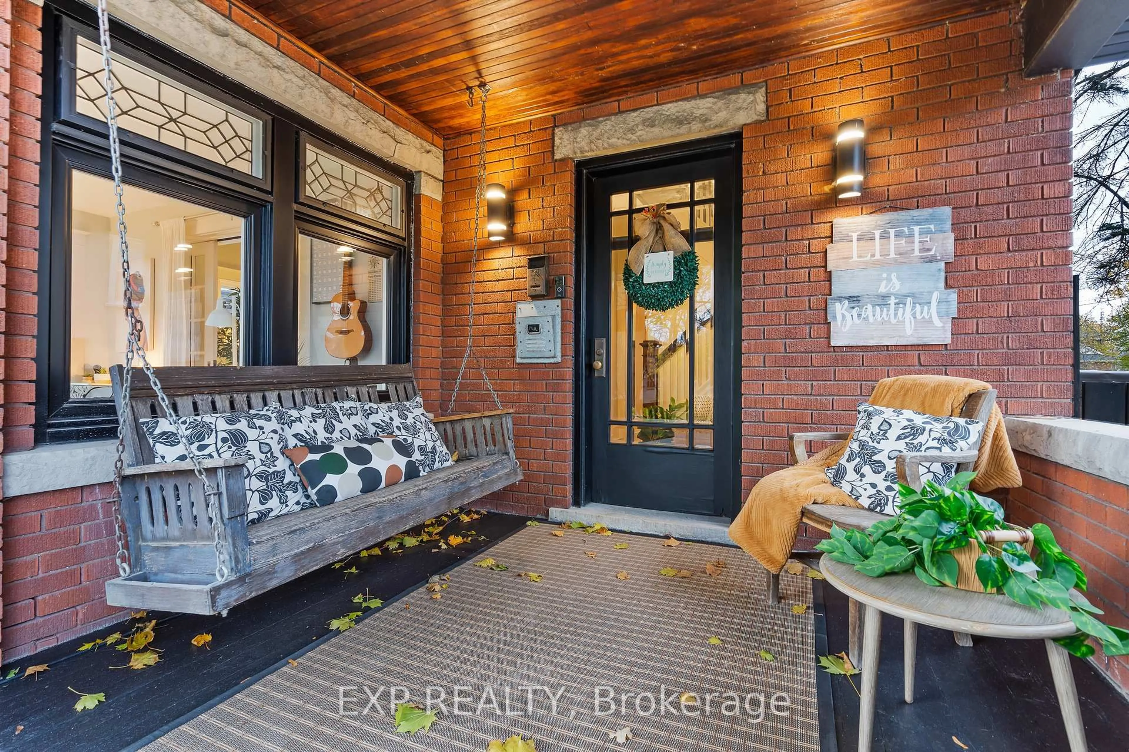 Indoor entryway for 231 Charlotte St, Port Colborne Ontario L3K 3E5