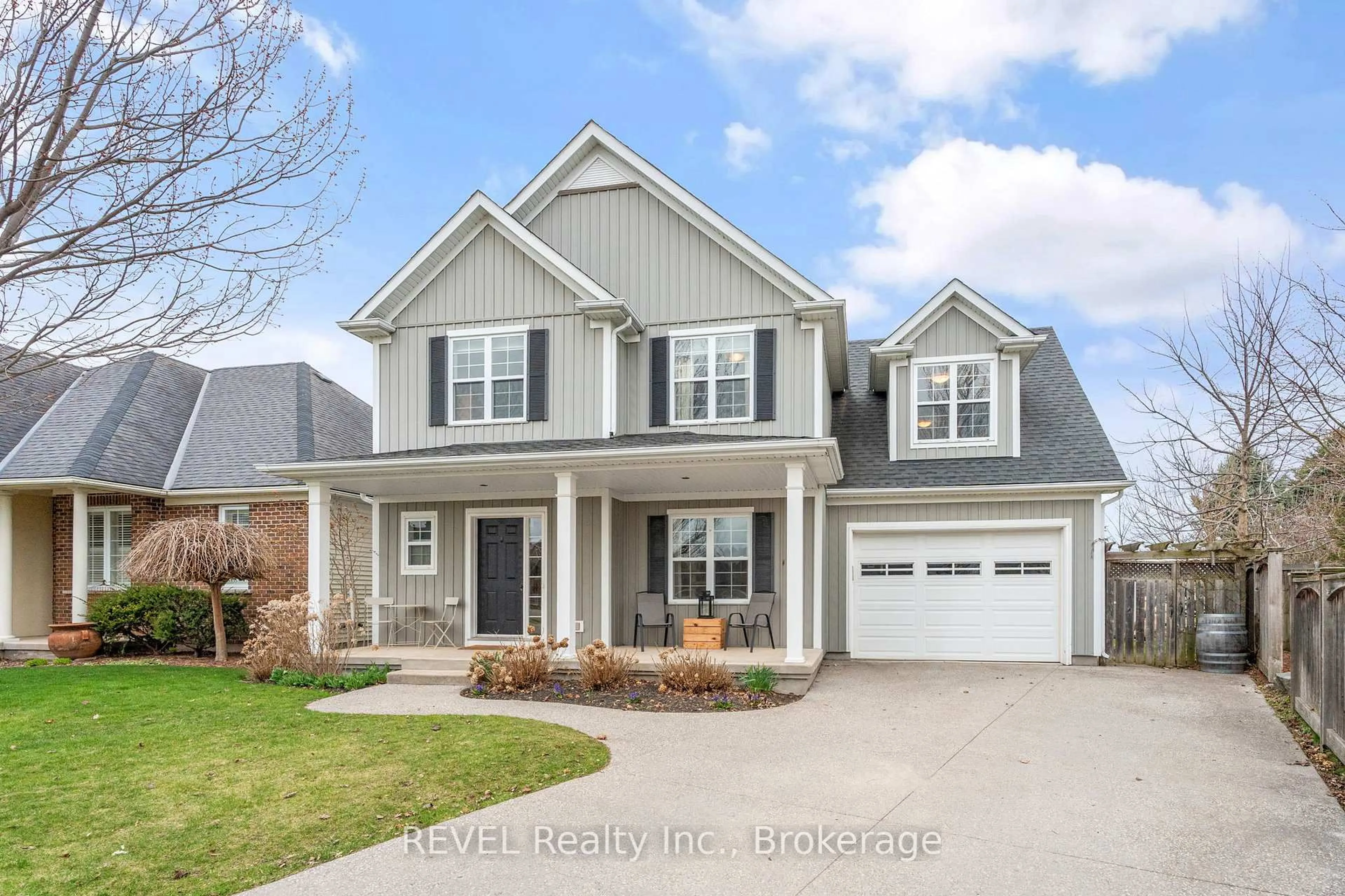 Home with vinyl exterior material, street for 46 Pinot Tr, Niagara-on-the-Lake Ontario L0S 1J0