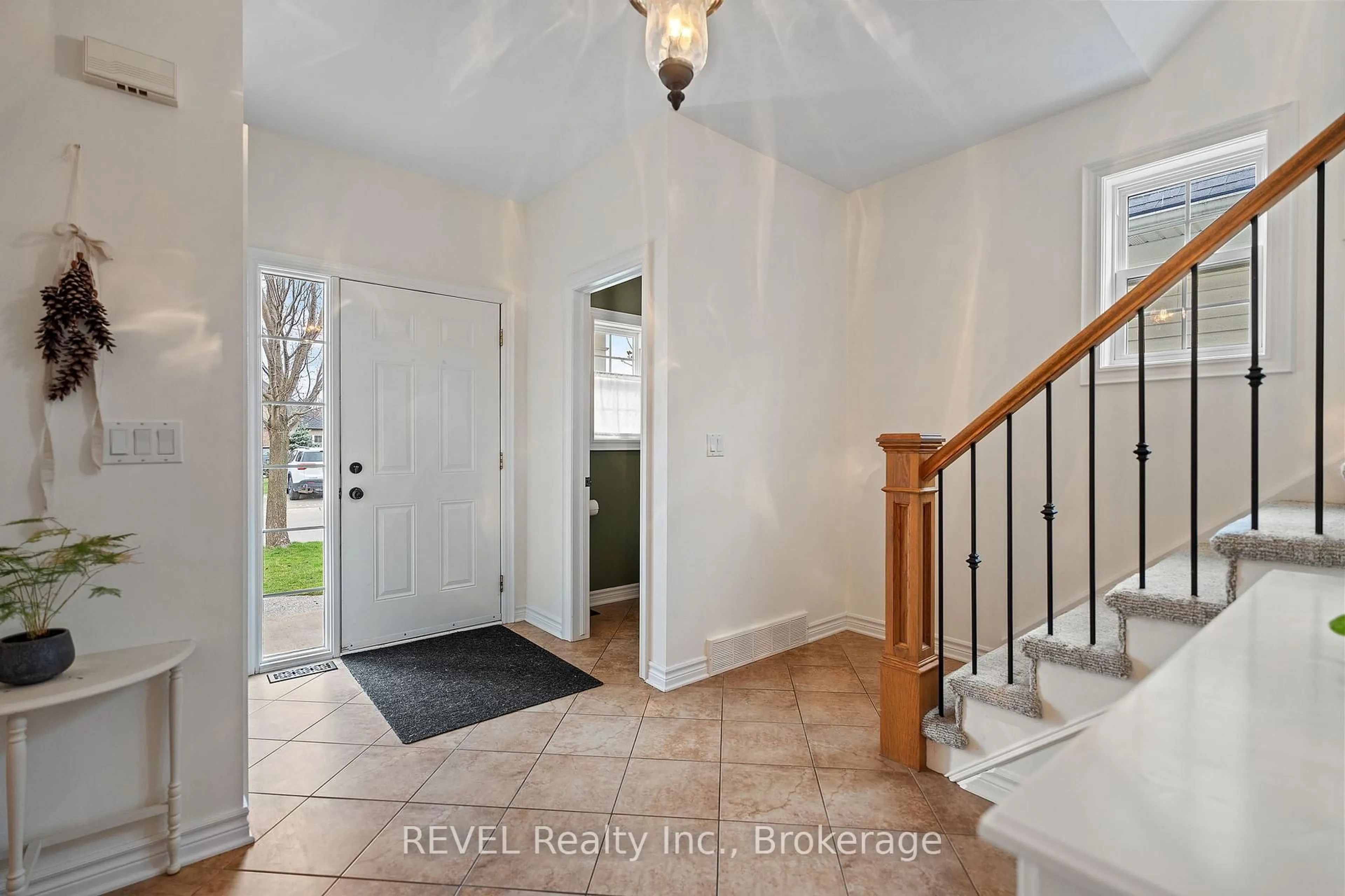 Indoor entryway for 46 Pinot Tr, Niagara-on-the-Lake Ontario L0S 1J0