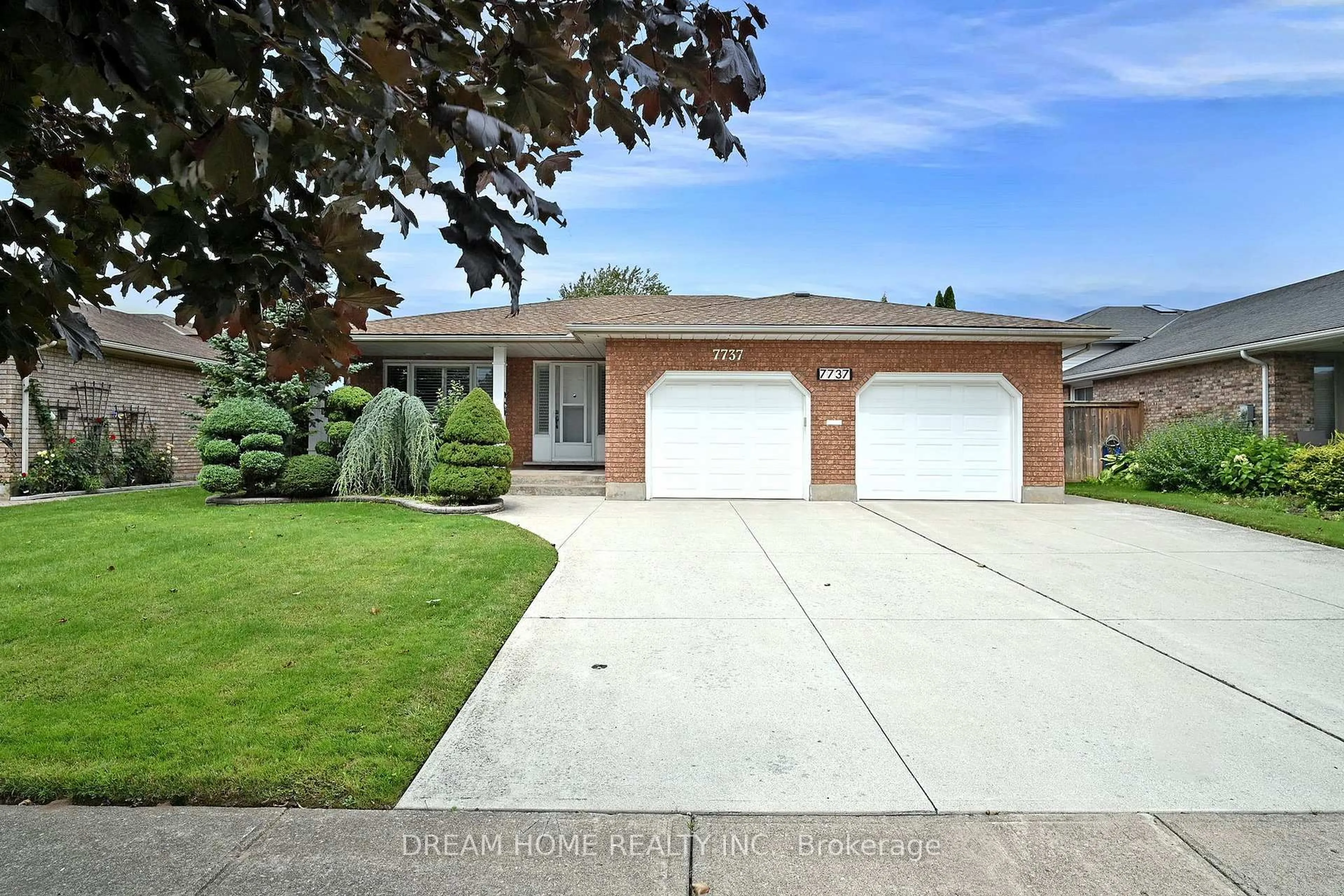 Home with brick exterior material, street for 7737 Mount Carmel Blvd, Niagara Falls Ontario L2H 2Y3