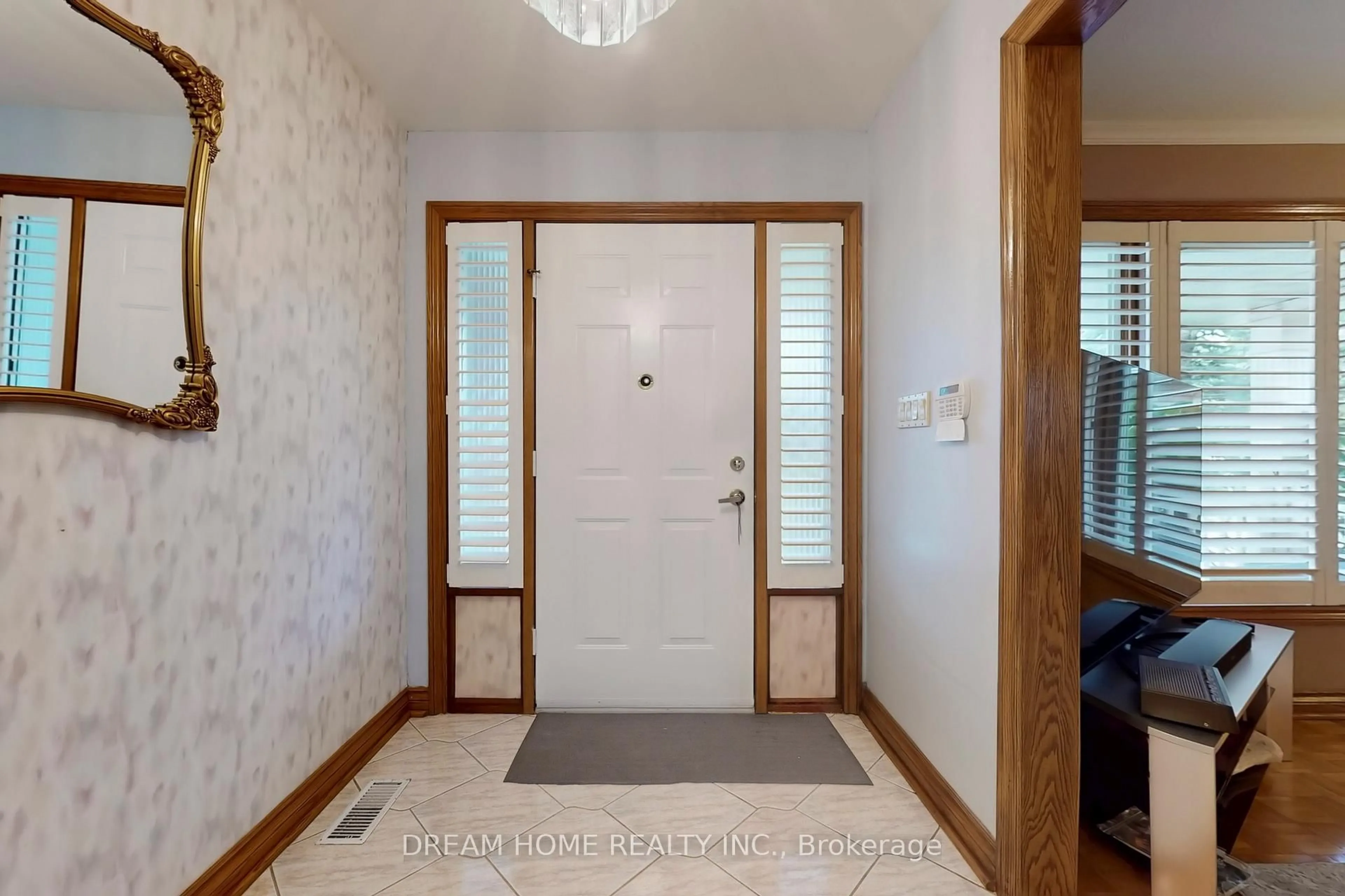 Indoor entryway for 7737 Mount Carmel Blvd, Niagara Falls Ontario L2H 2Y3