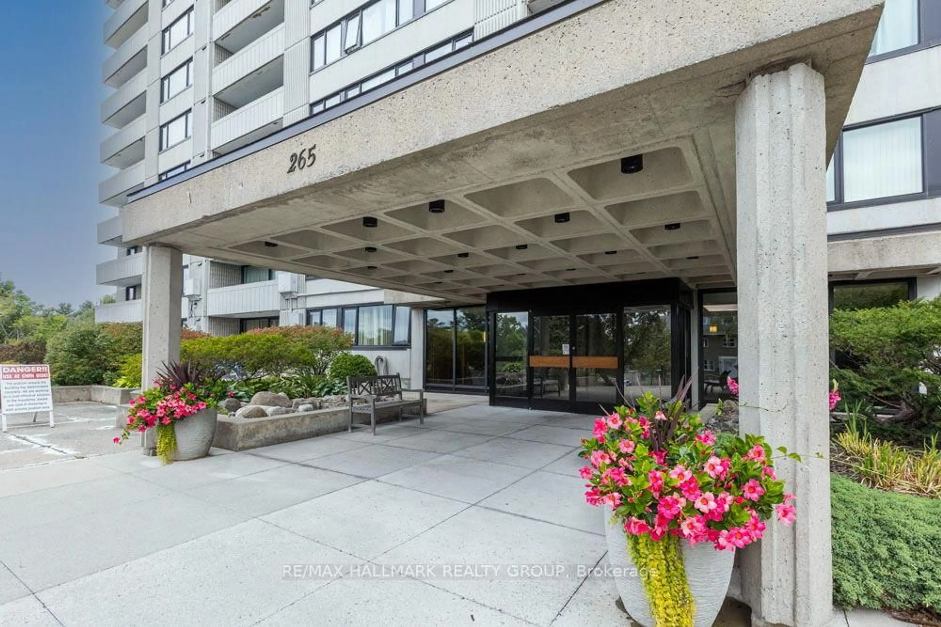 Indoor foyer for 265 Poulin Ave #805, Ottawa Ontario K2B 7Y8