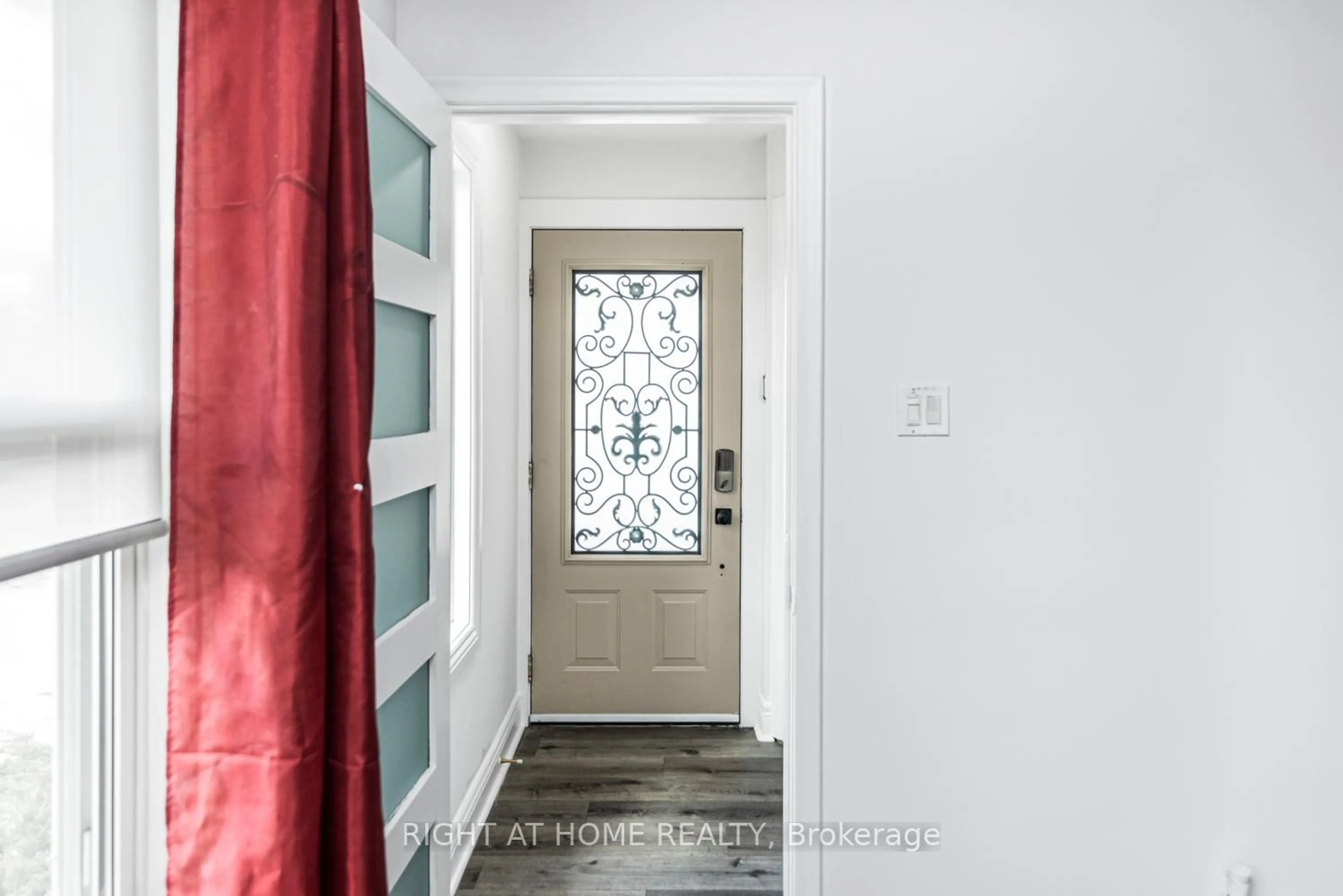 Indoor entryway for 6385 Crawford St, Niagara Falls Ontario L2E 5Y9