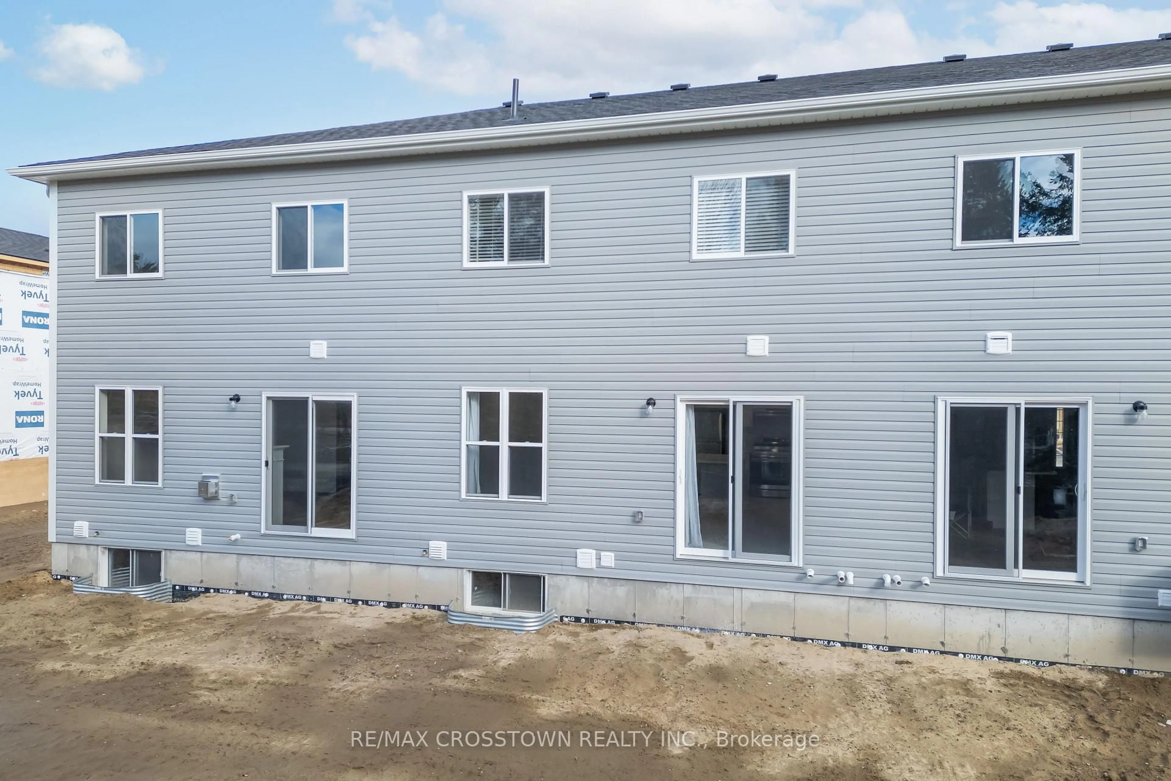 Home with vinyl exterior material, building for 22 McConnell Cres, Bracebridge Ontario P1L 0N7