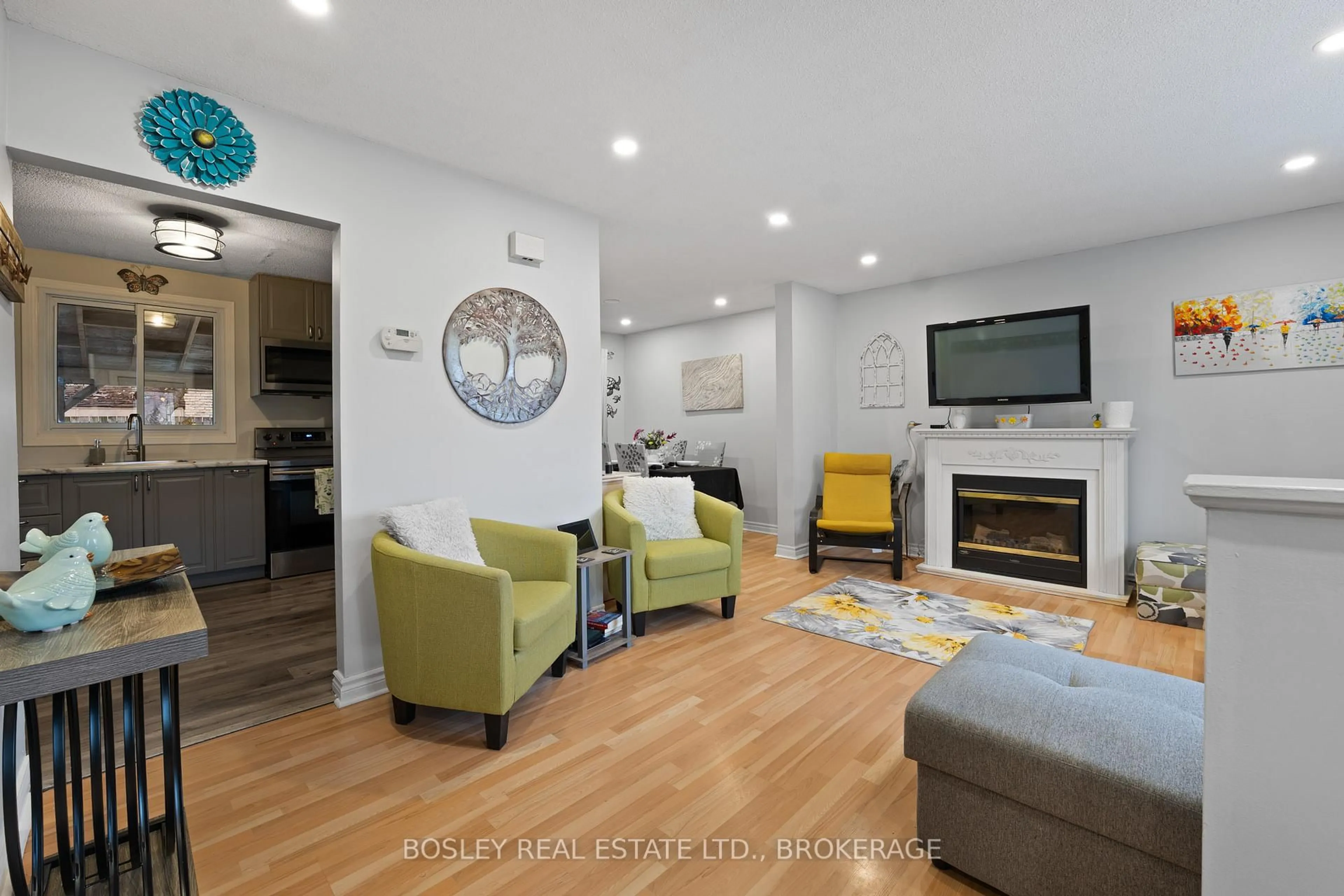 Living room with furniture, wood/laminate floor for 26 Allan Dr, St. Catharines Ontario L2N 5S5