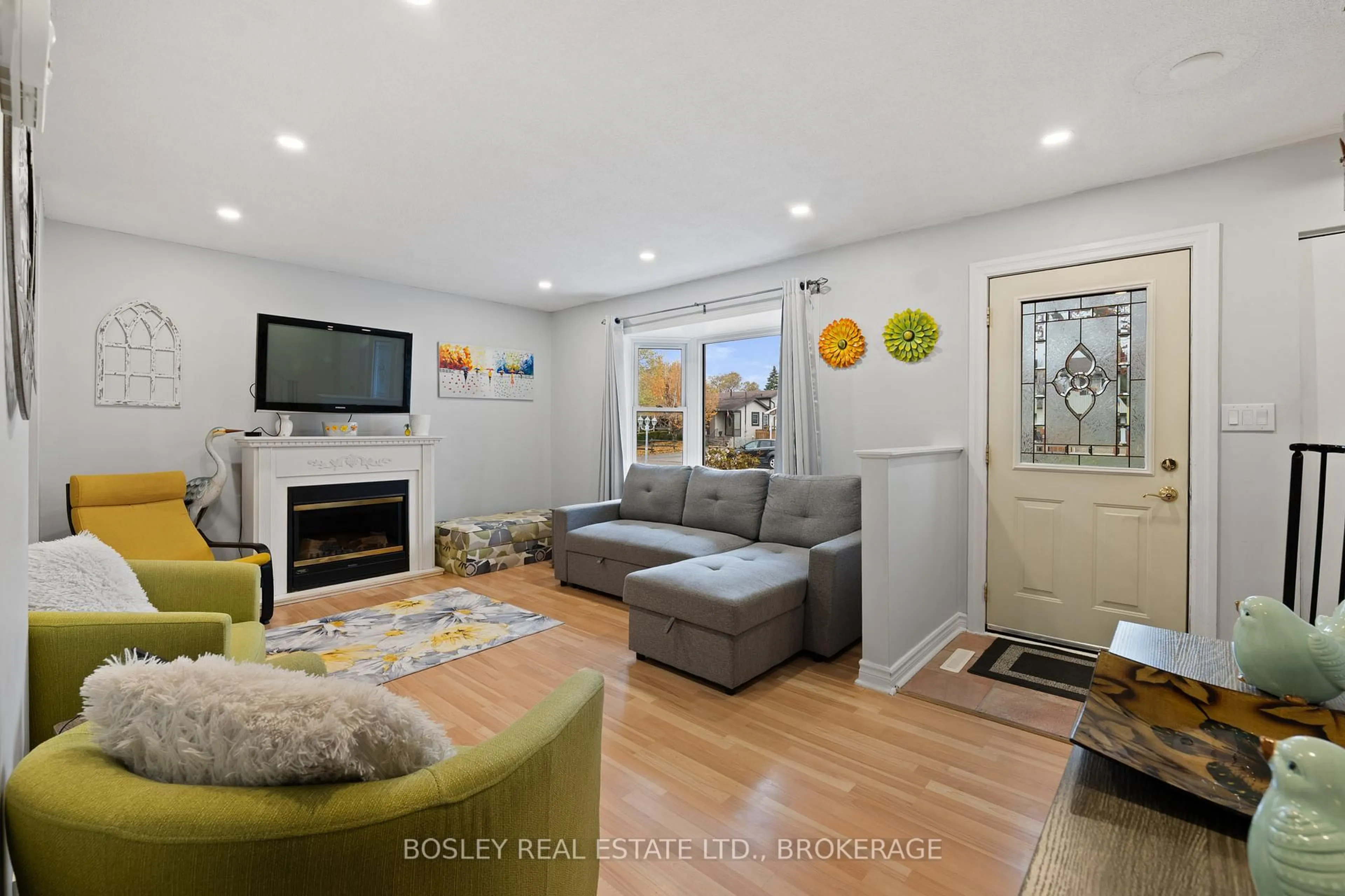 Living room with furniture, unknown for 26 Allan Dr, St. Catharines Ontario L2N 5S5