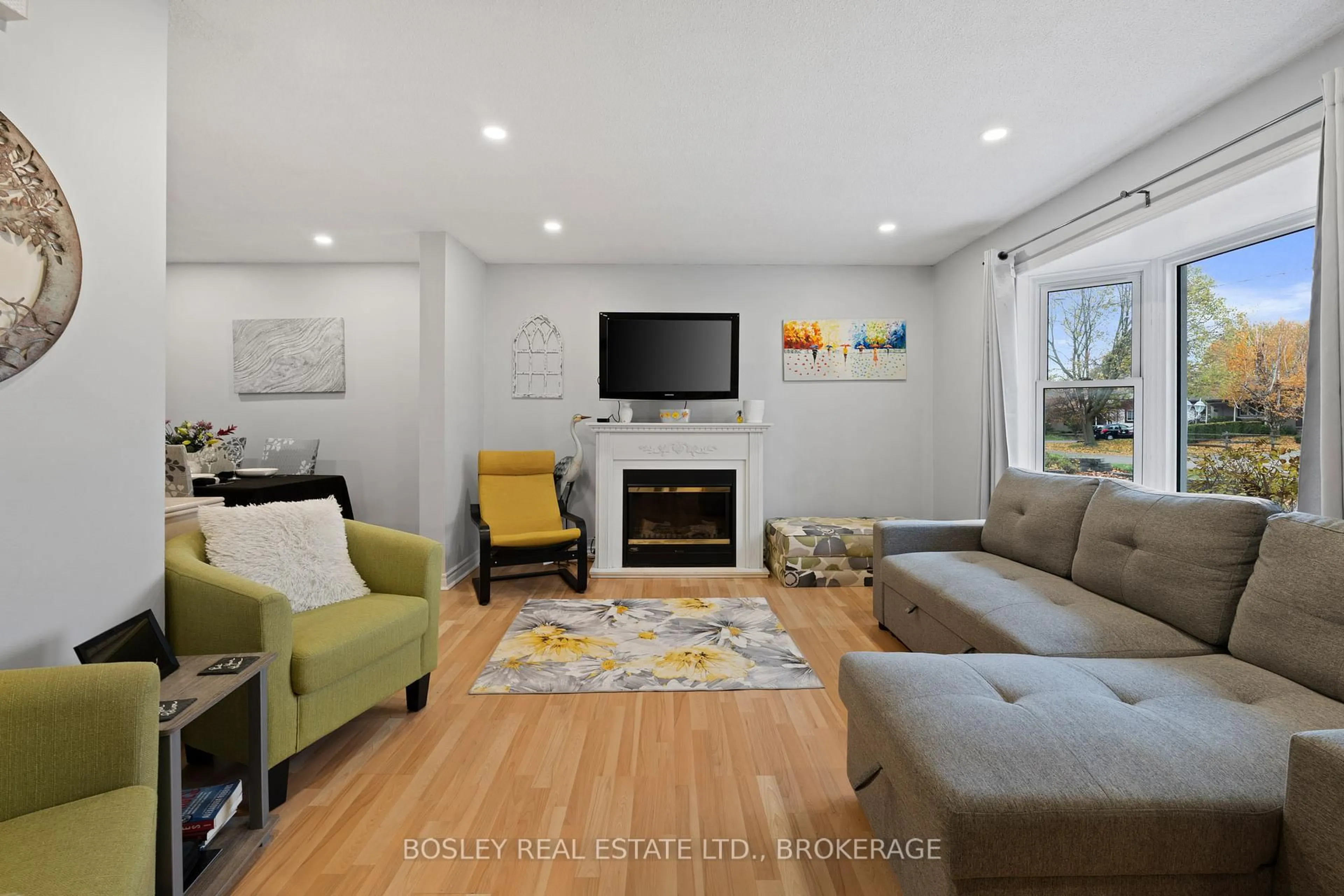 Living room with furniture, unknown for 26 Allan Dr, St. Catharines Ontario L2N 5S5