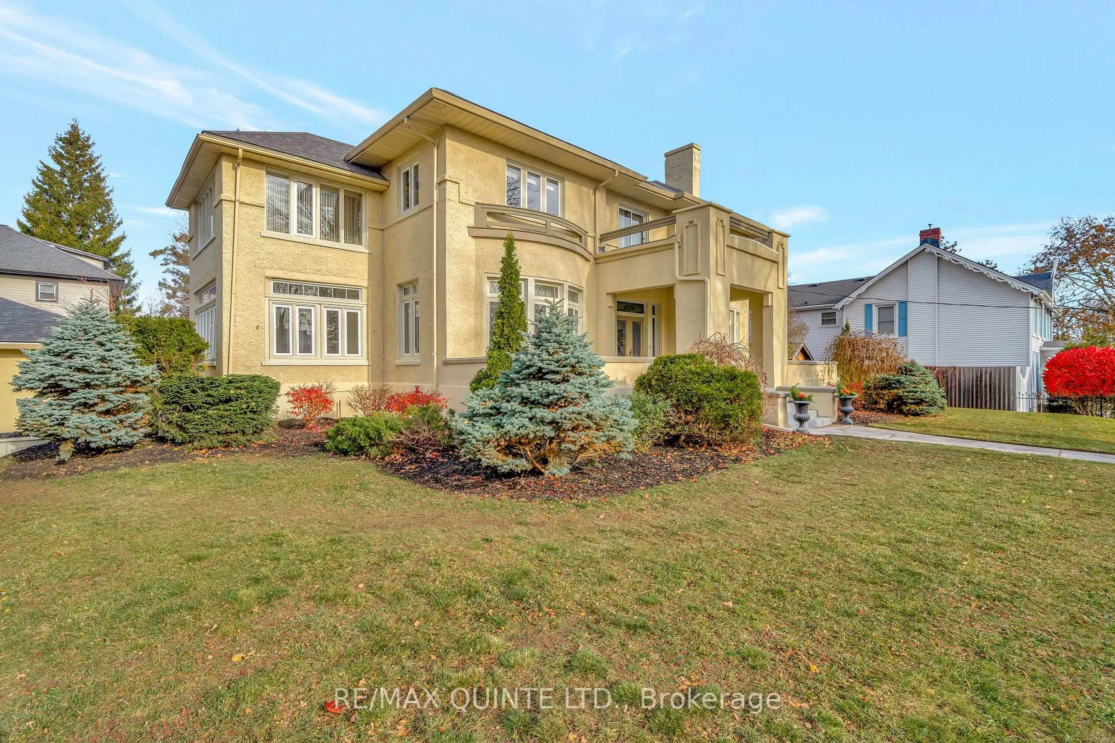 A pic from outside/outdoor area/front of a property/back of a property/a pic from drone, street for 196 Bridge St, Belleville Ontario K8N 1N6